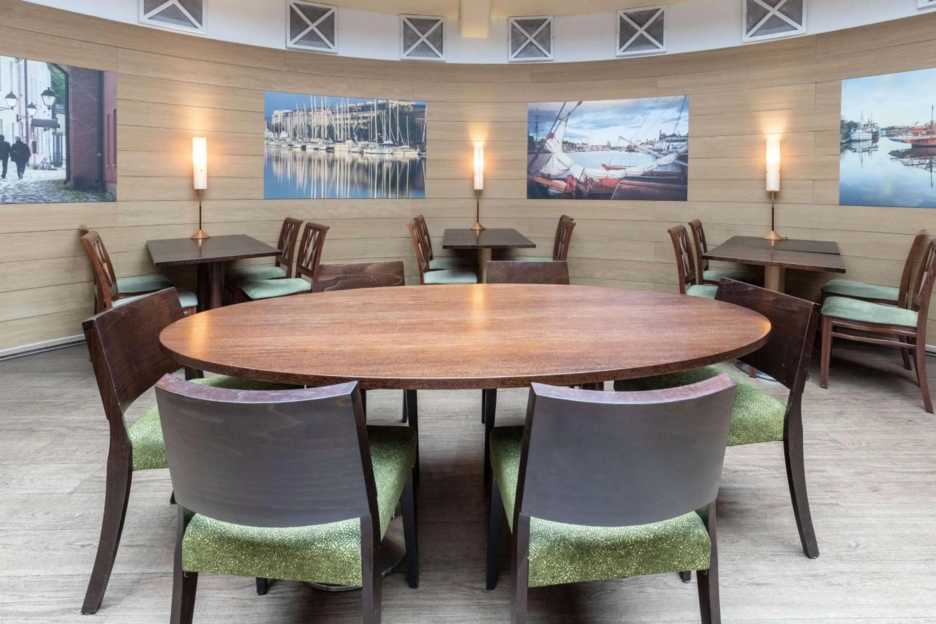 Restaurant/places to eat in Scandic Atrium