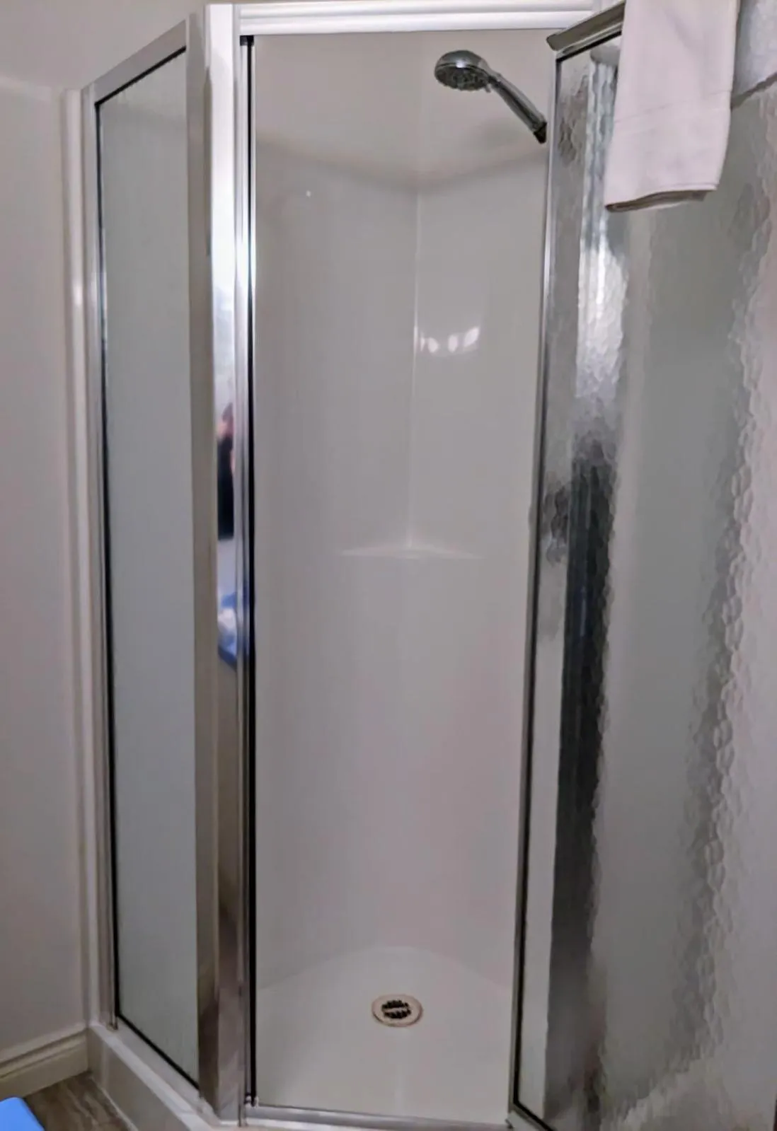 Shower in Courthouse Inn Revelstoke