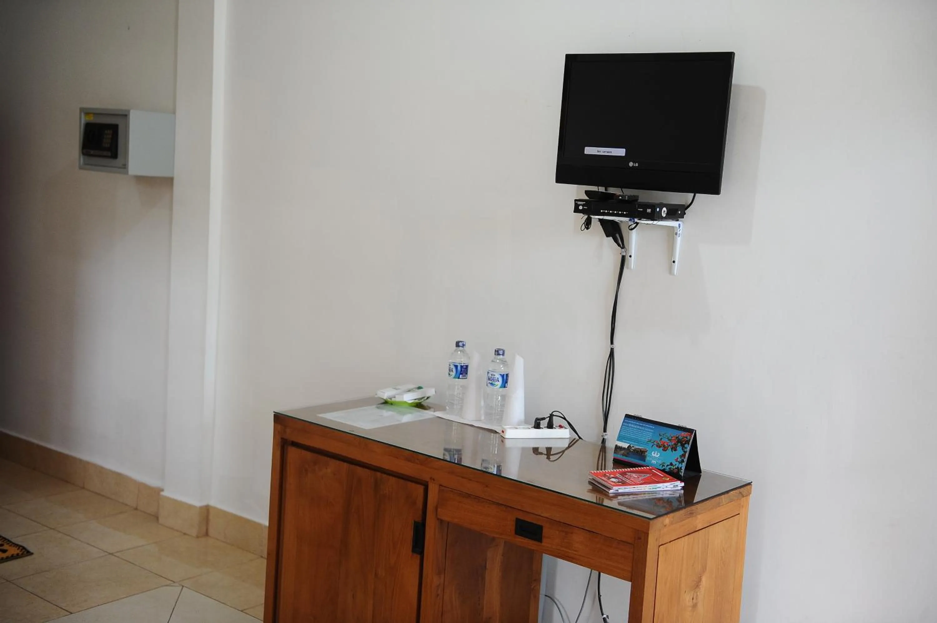 TV and multimedia in Toba Village Inn