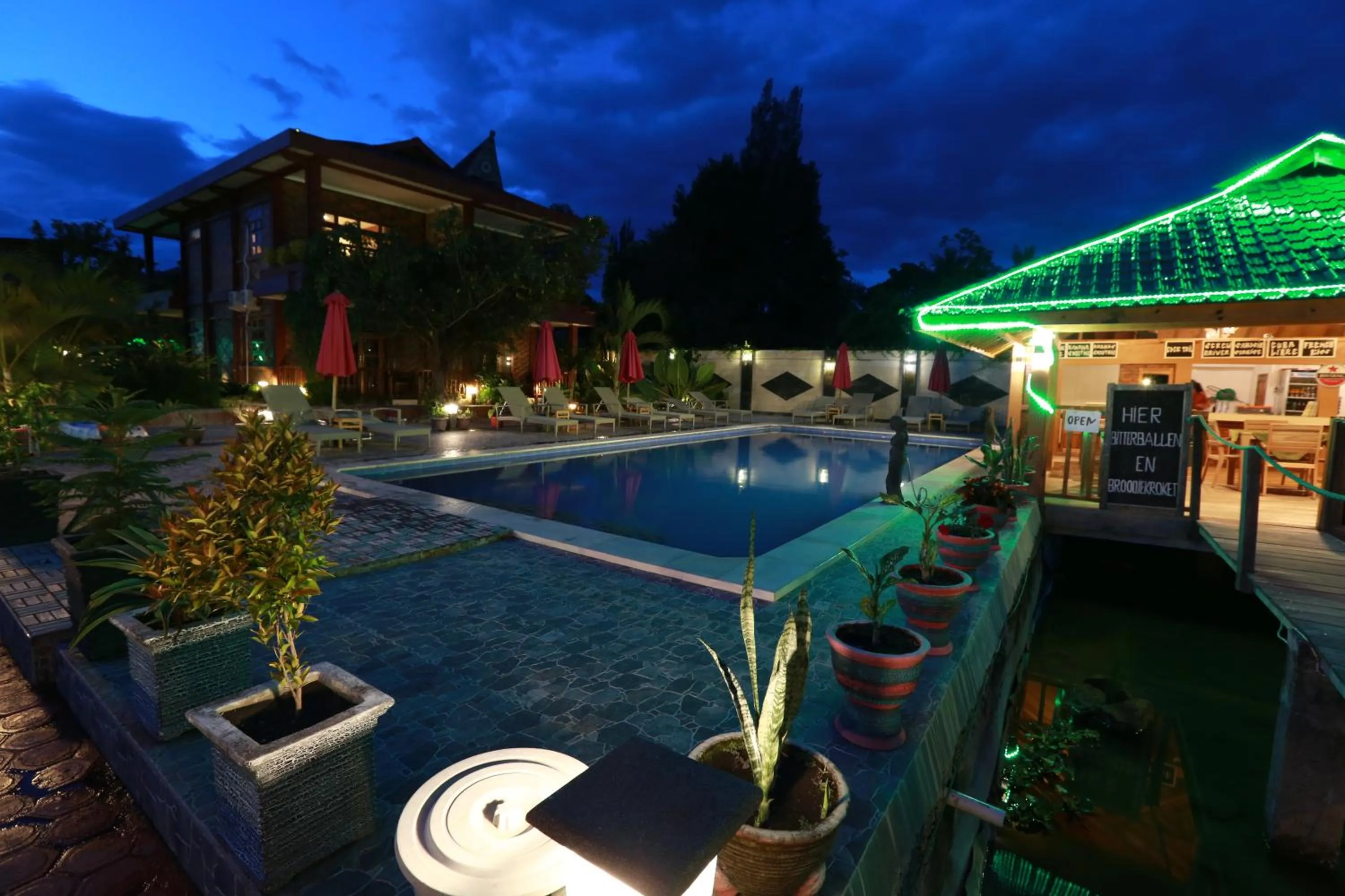 Swimming pool in Toba Village Inn