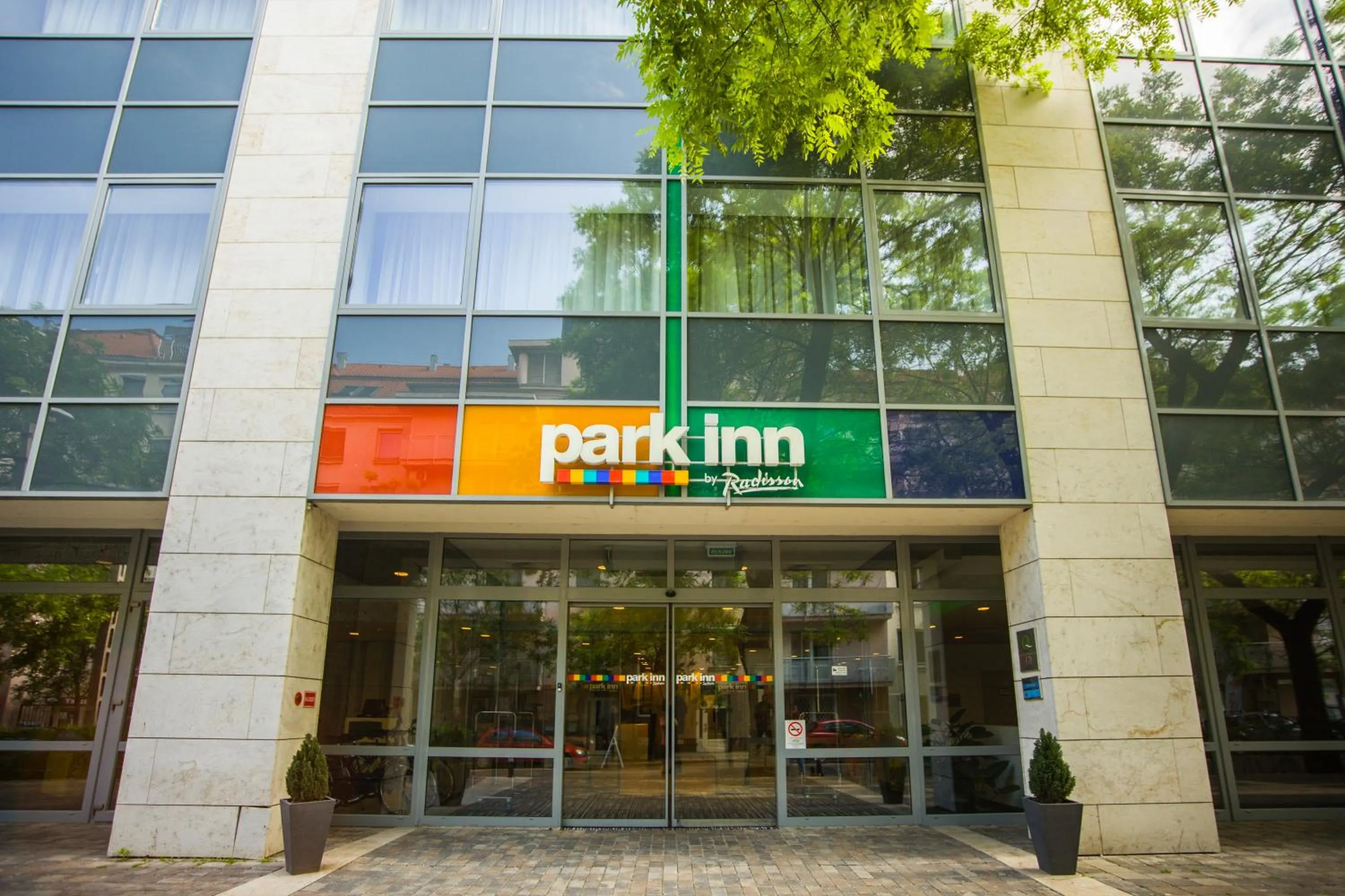 Facade/entrance in Park Inn By Radisson Budapest