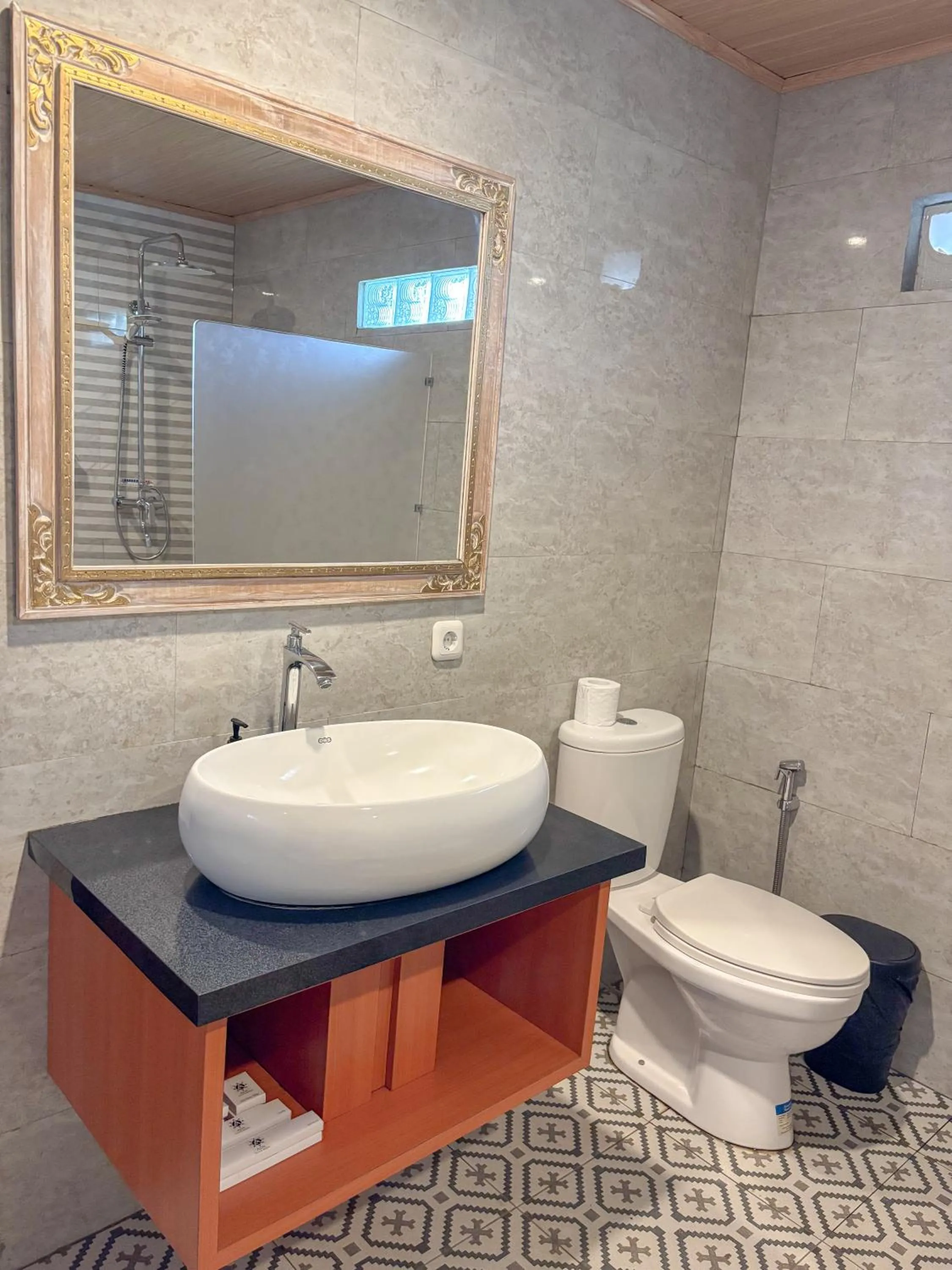 Toilet in Adil Villa & Resort