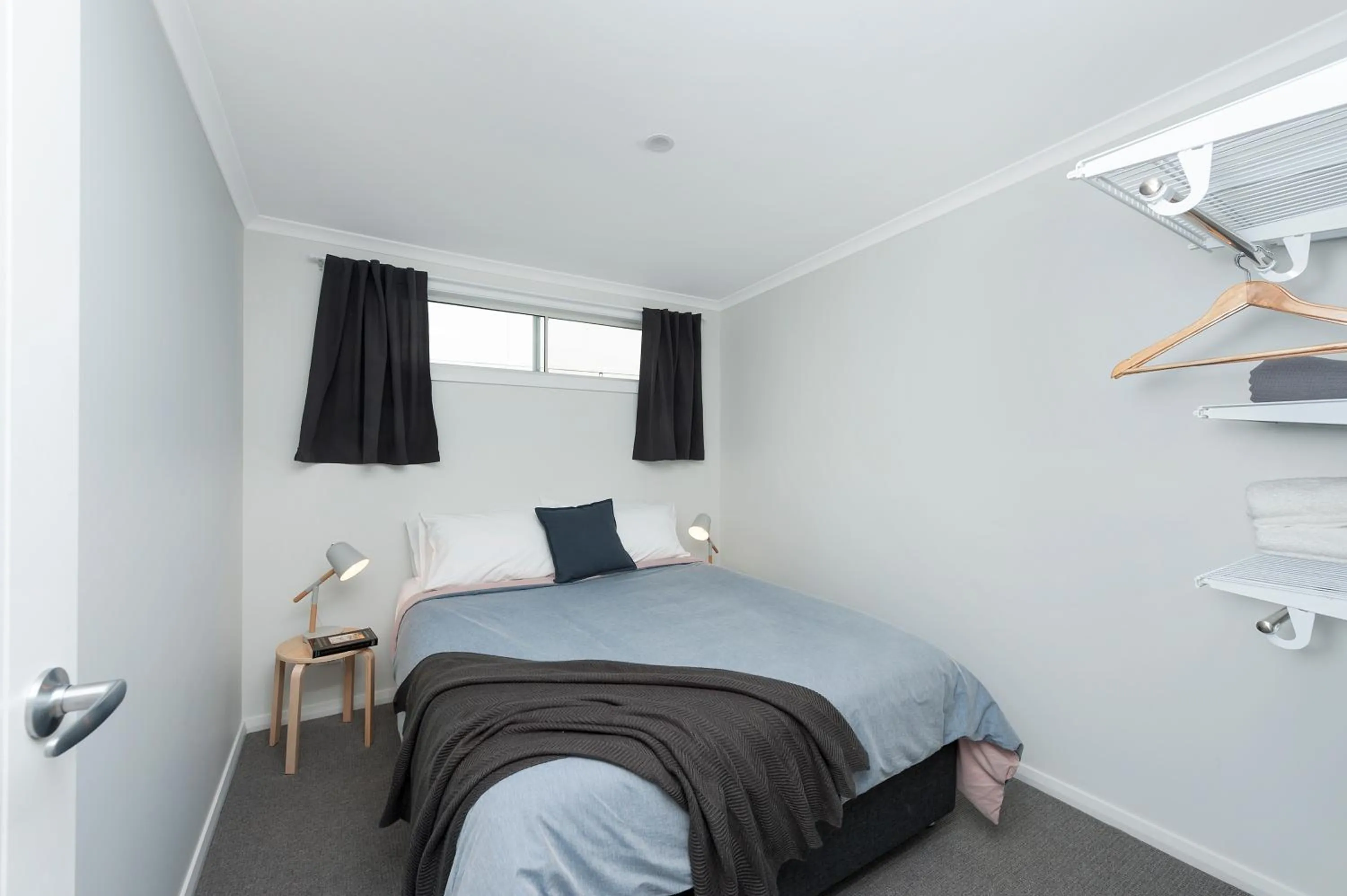 Bedroom, Bed in 125 Milton