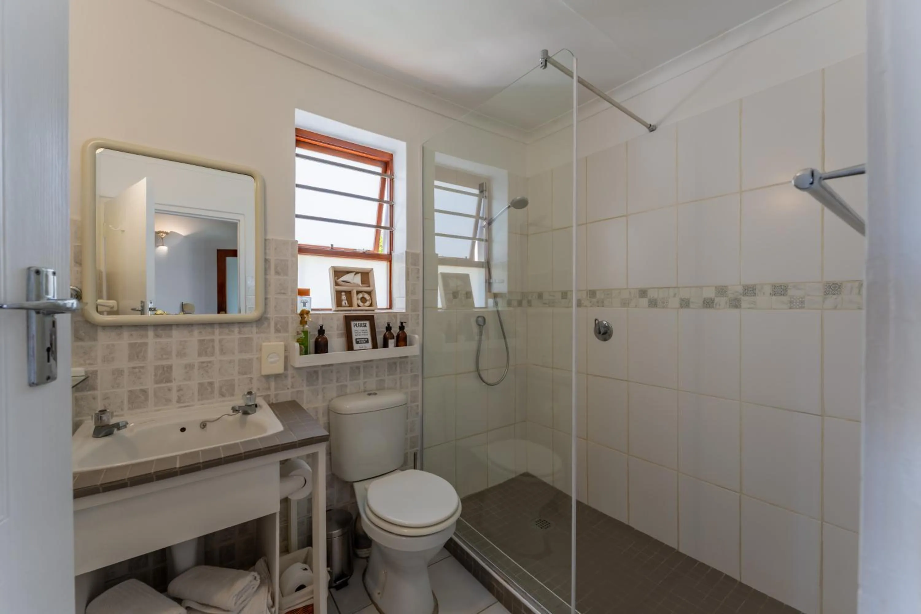 Bathroom in Cycads on Sea Guest House
