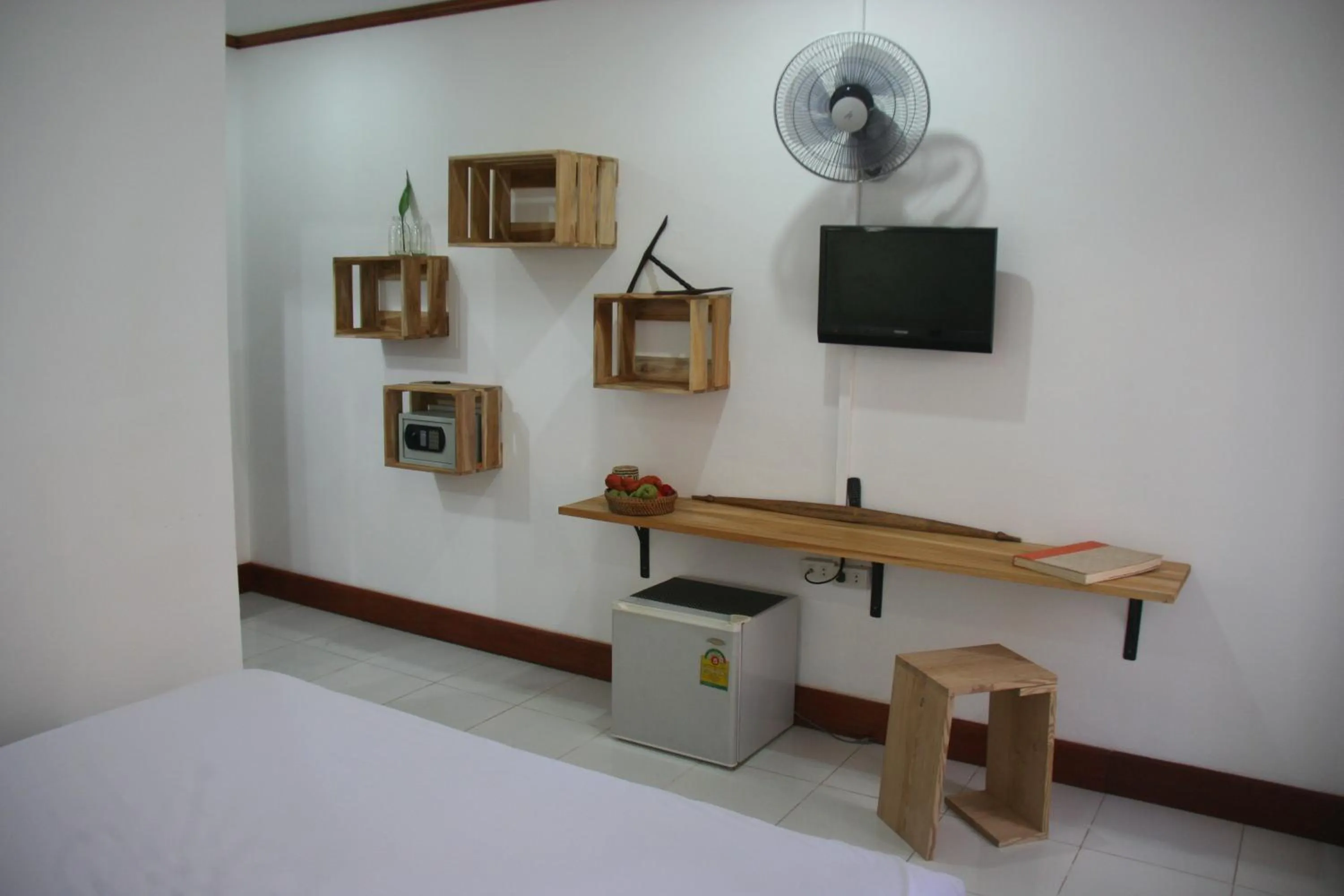 Photo of the whole room in Cold River