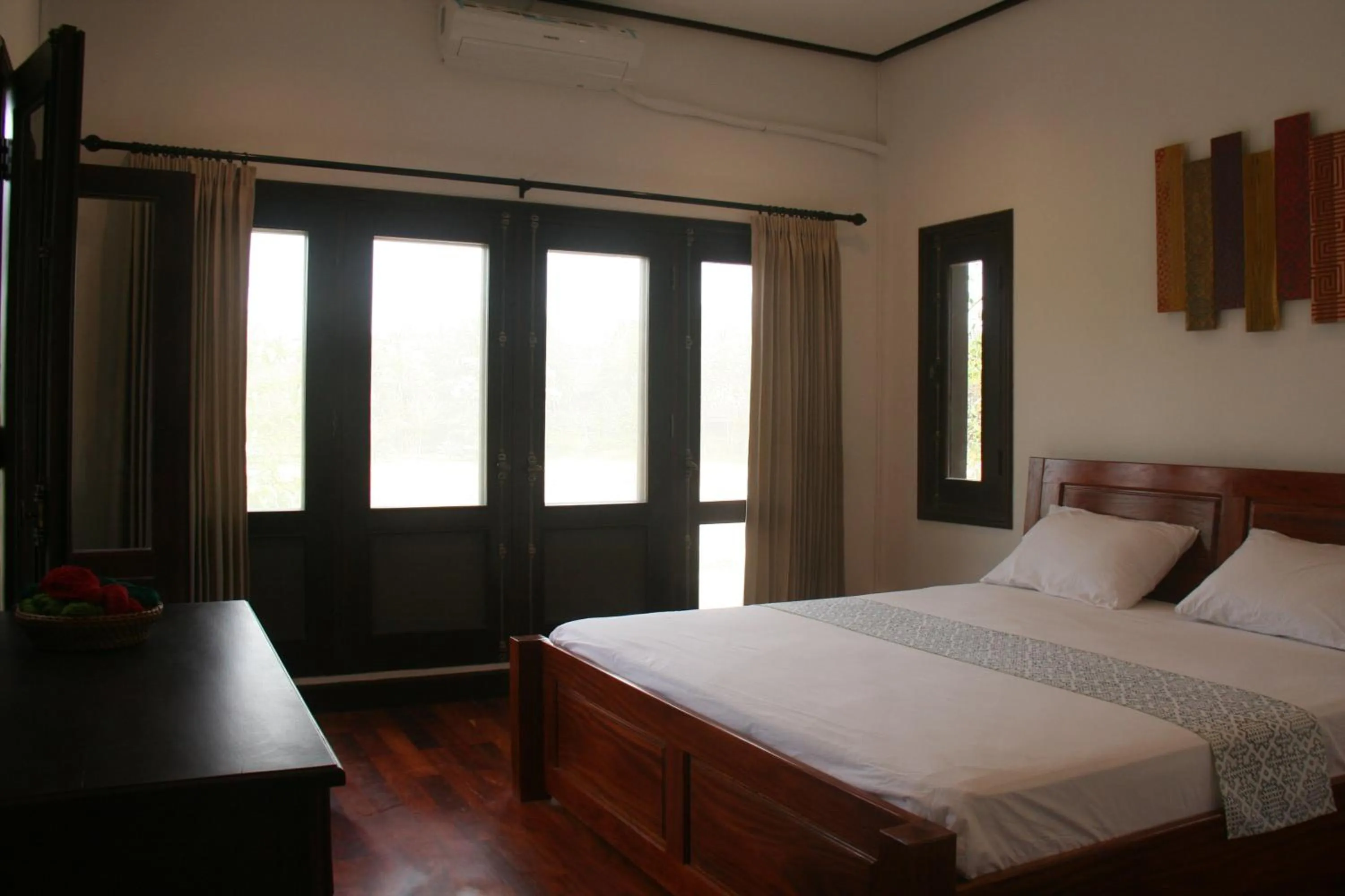 Photo of the whole room, Bed in Cold River