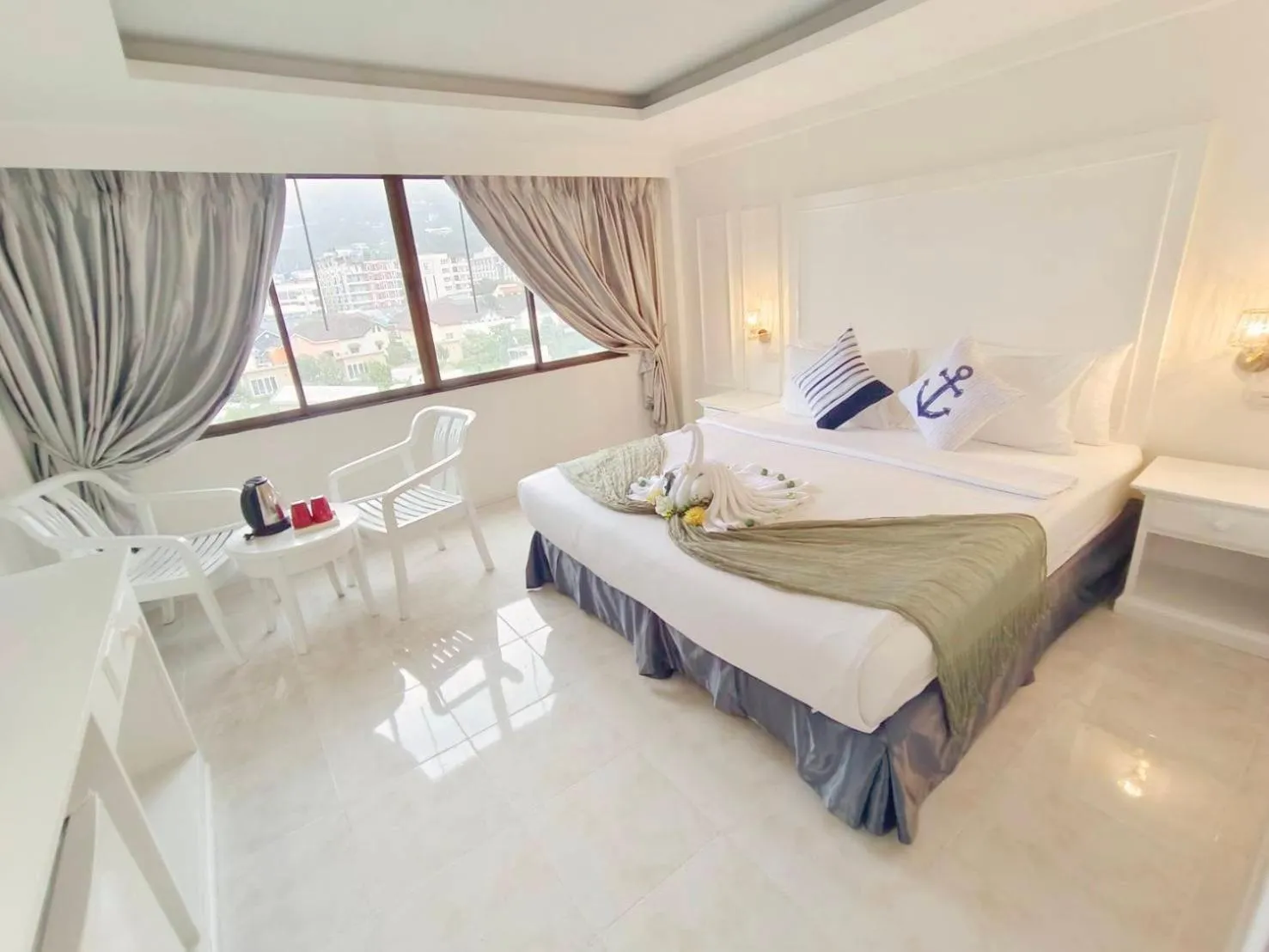 Photo of the whole room, Bed in The Chilli by Golden Ray