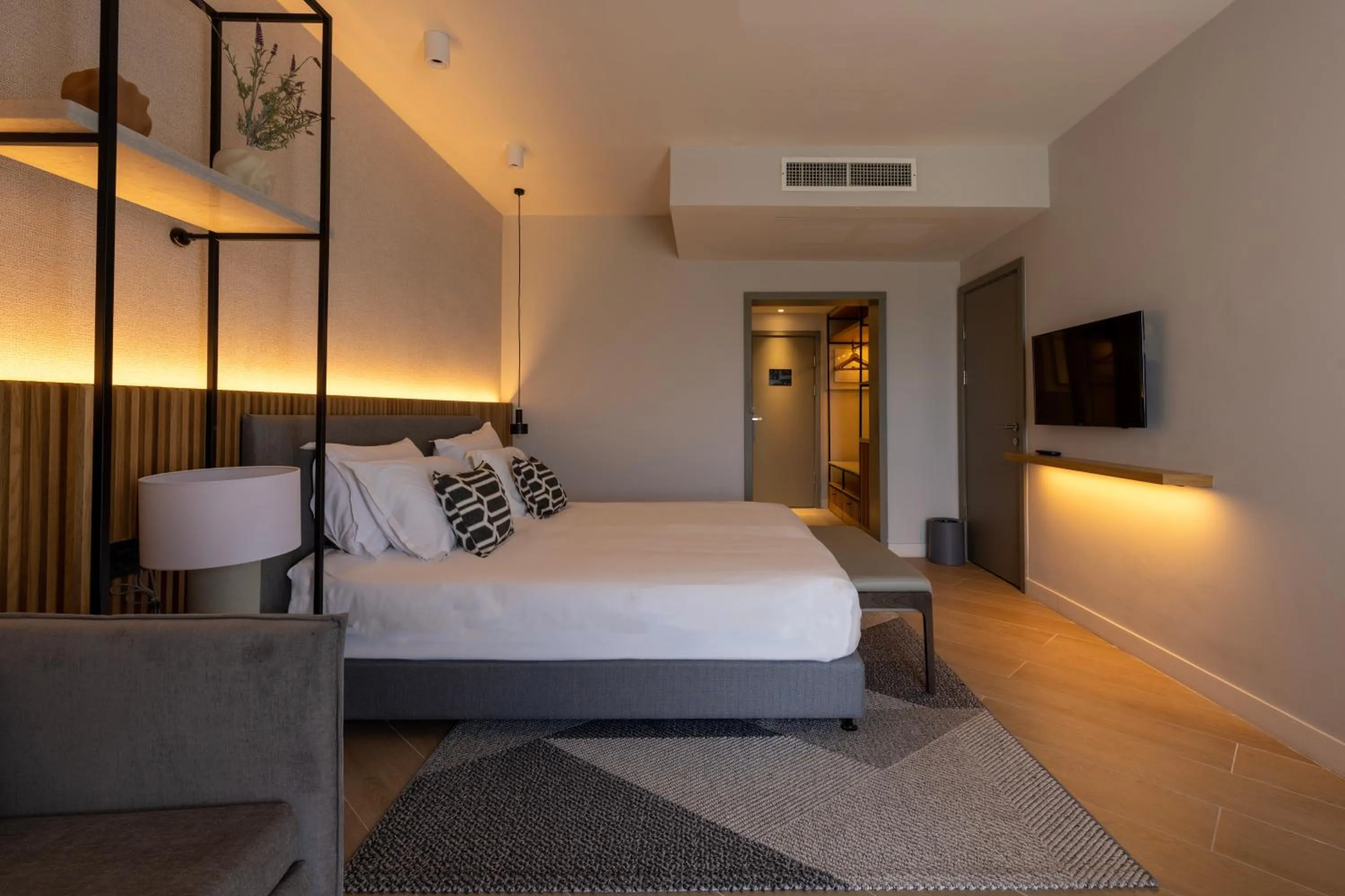 Bedroom, Bed in Gomeh by Isrotel Design