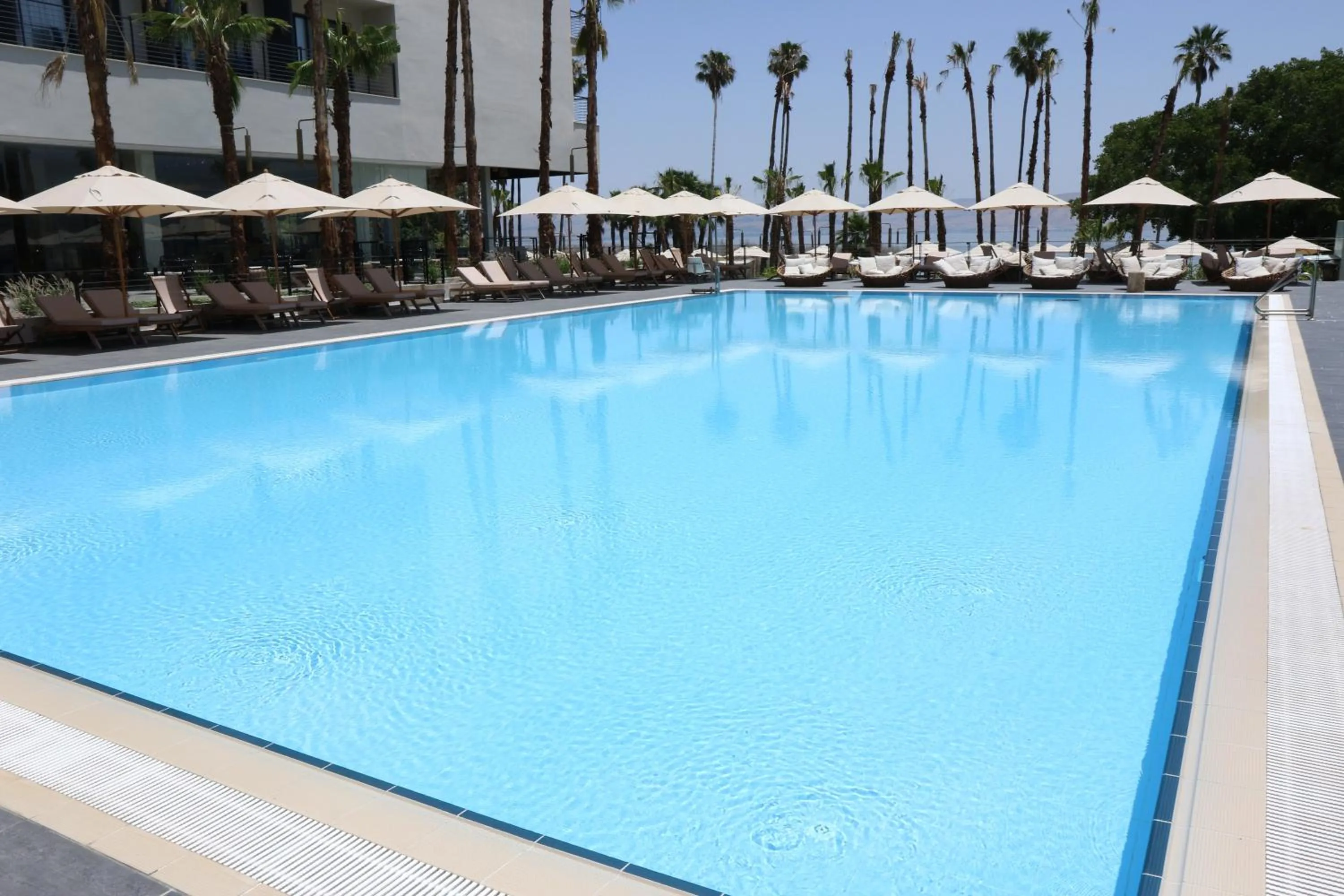 Swimming pool in Gomeh by Isrotel Design