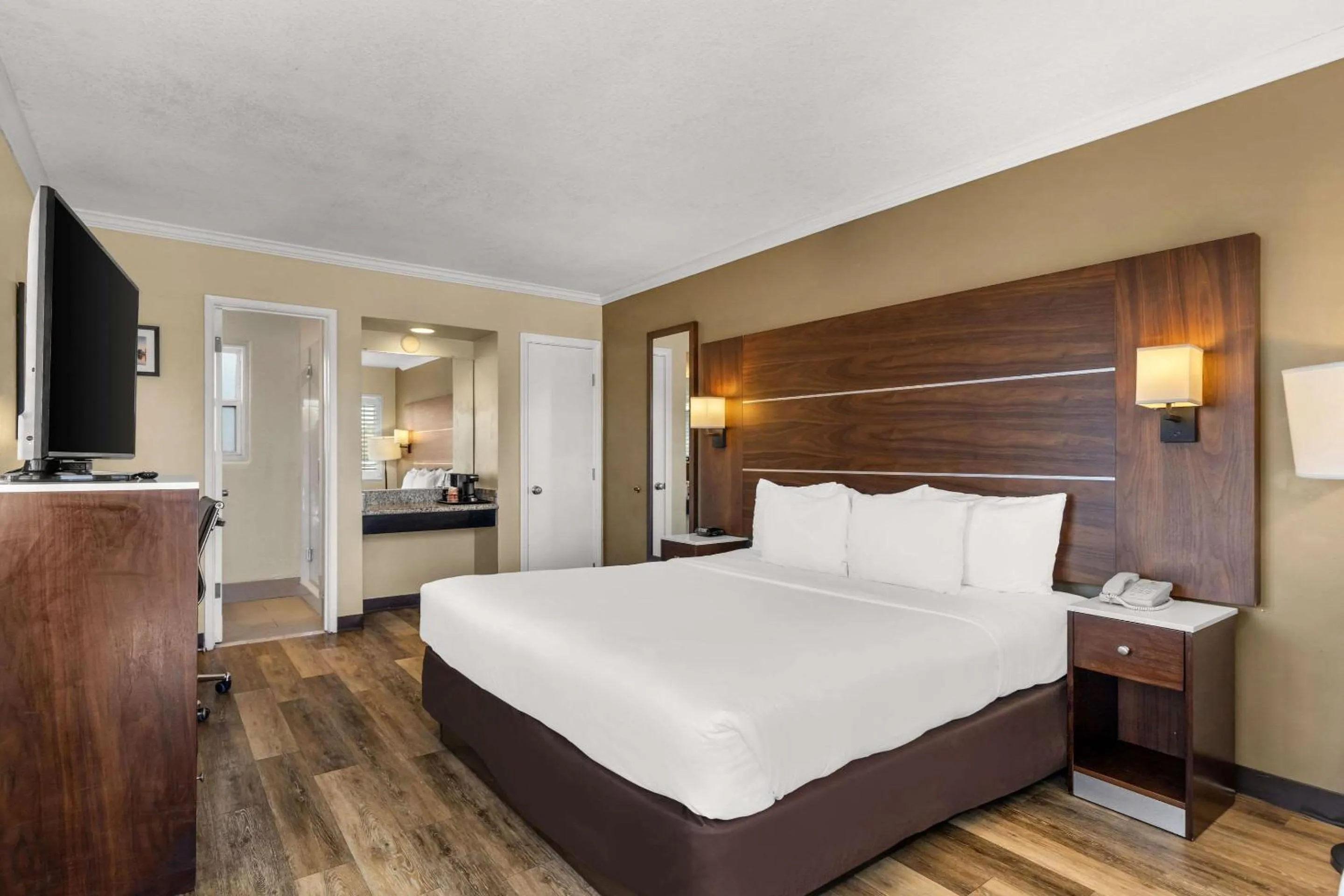 Bedroom, Bed in Comfort Inn San Diego Airport At The Harbor