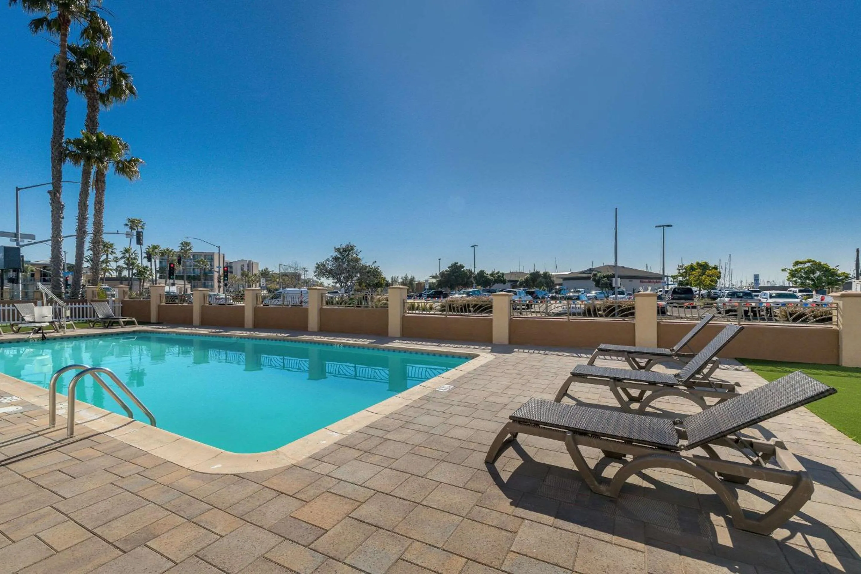 Swimming pool in Comfort Inn San Diego Airport At The Harbor