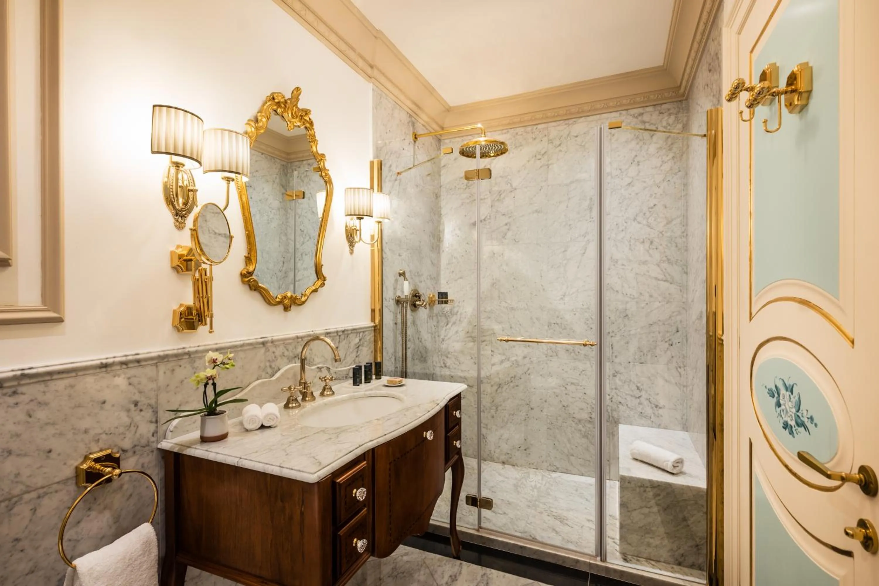 Bathroom in Hotel Flüela Davos - The Unbound Collection by Hyatt