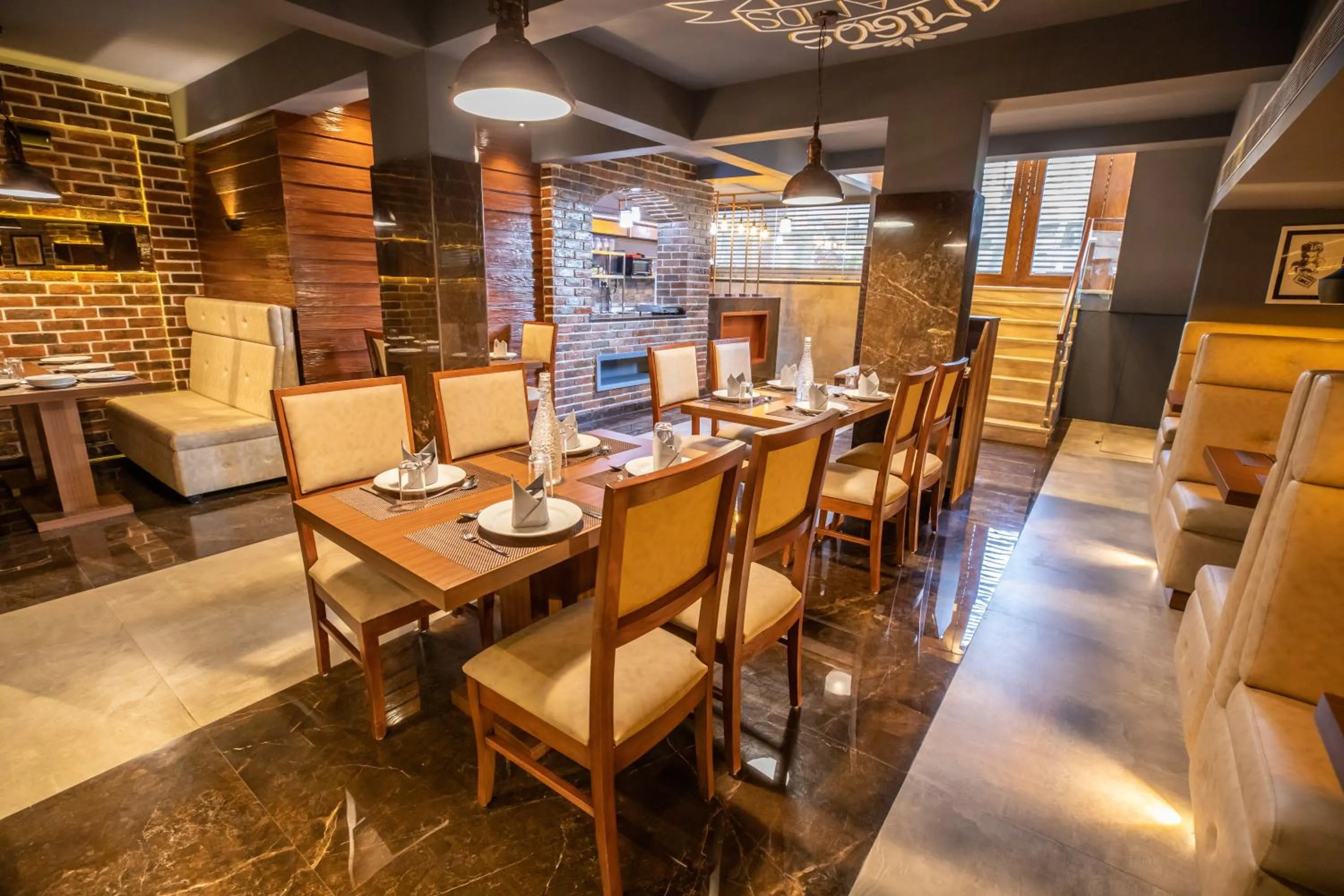 Restaurant/places to eat in Hotel Paramos Inn