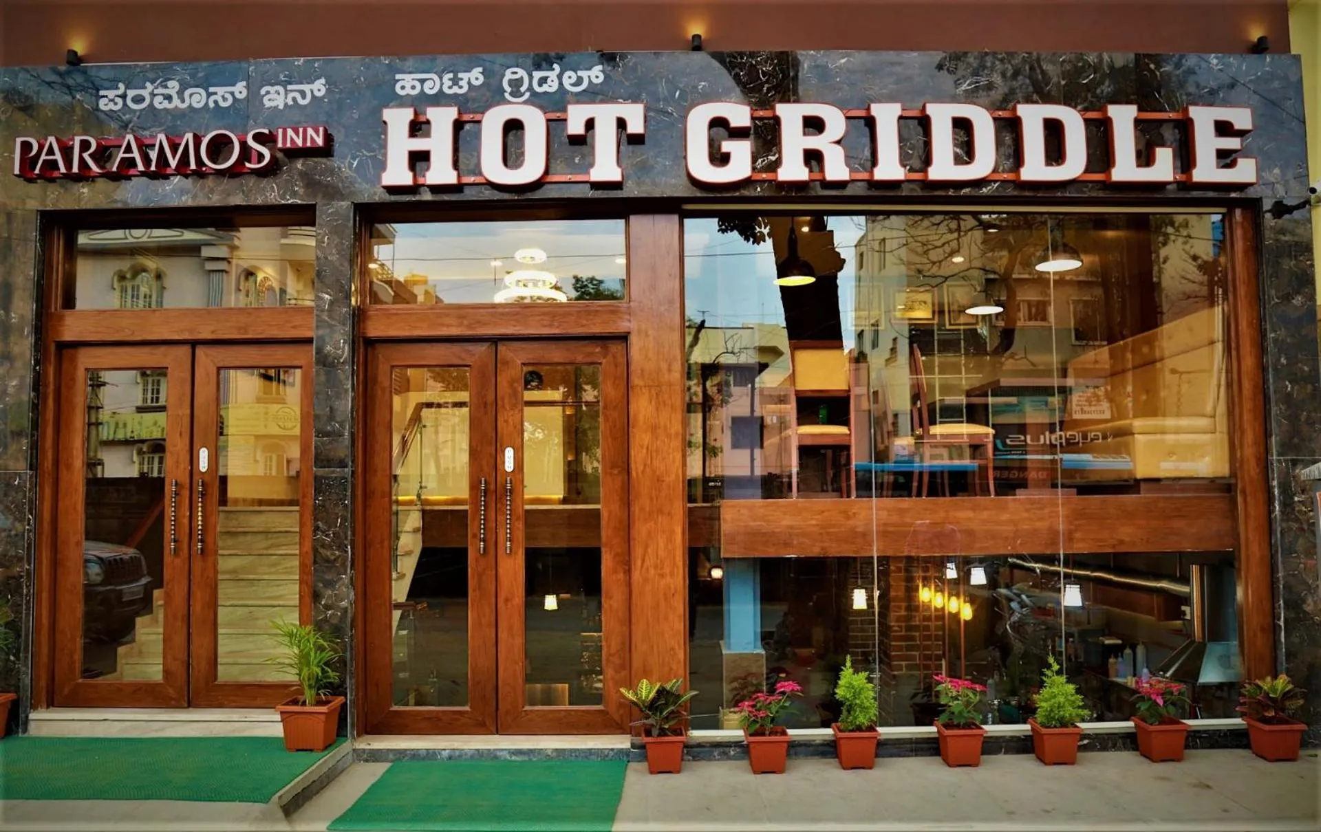 Facade/entrance in Hotel Paramos Inn