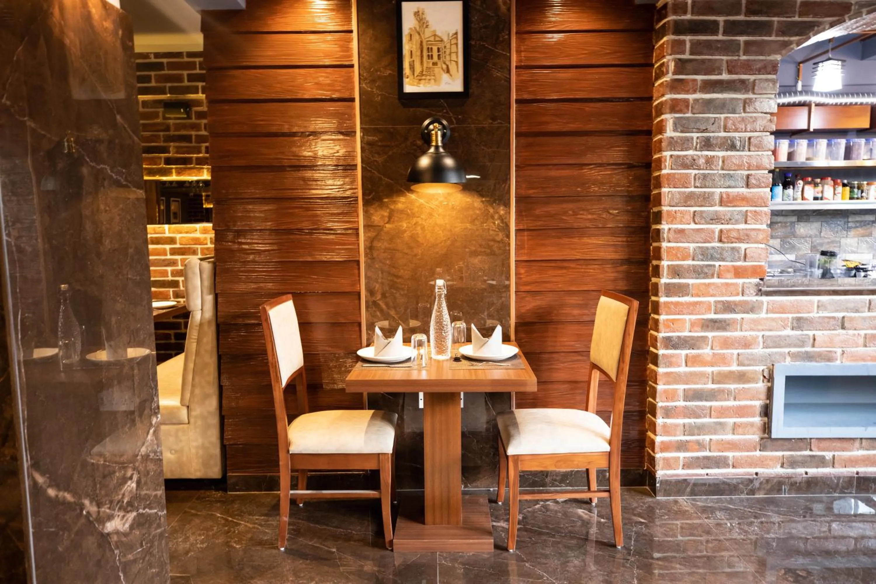 Restaurant/places to eat in Hotel Paramos Inn