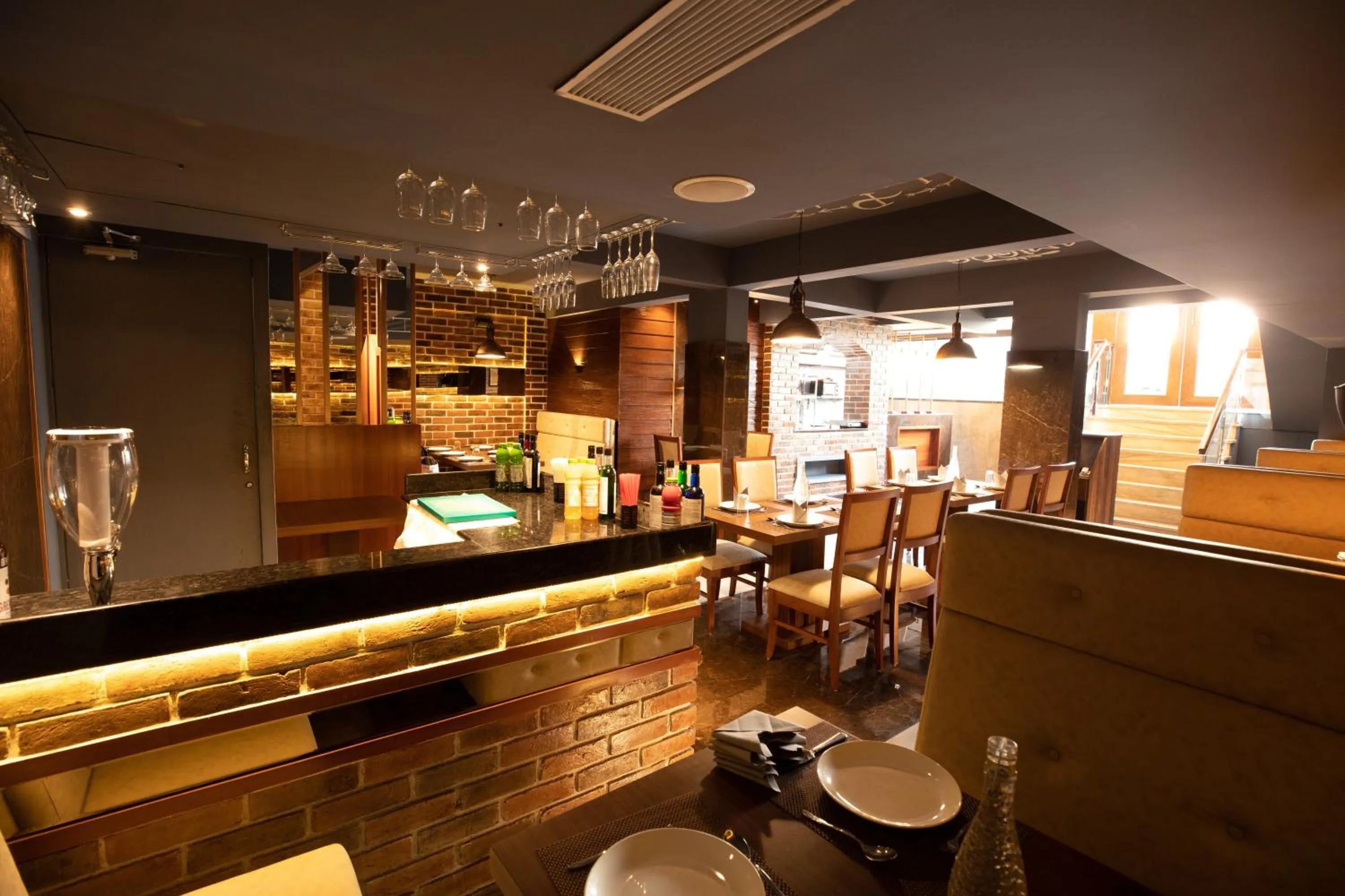 Restaurant/places to eat in Hotel Paramos Inn