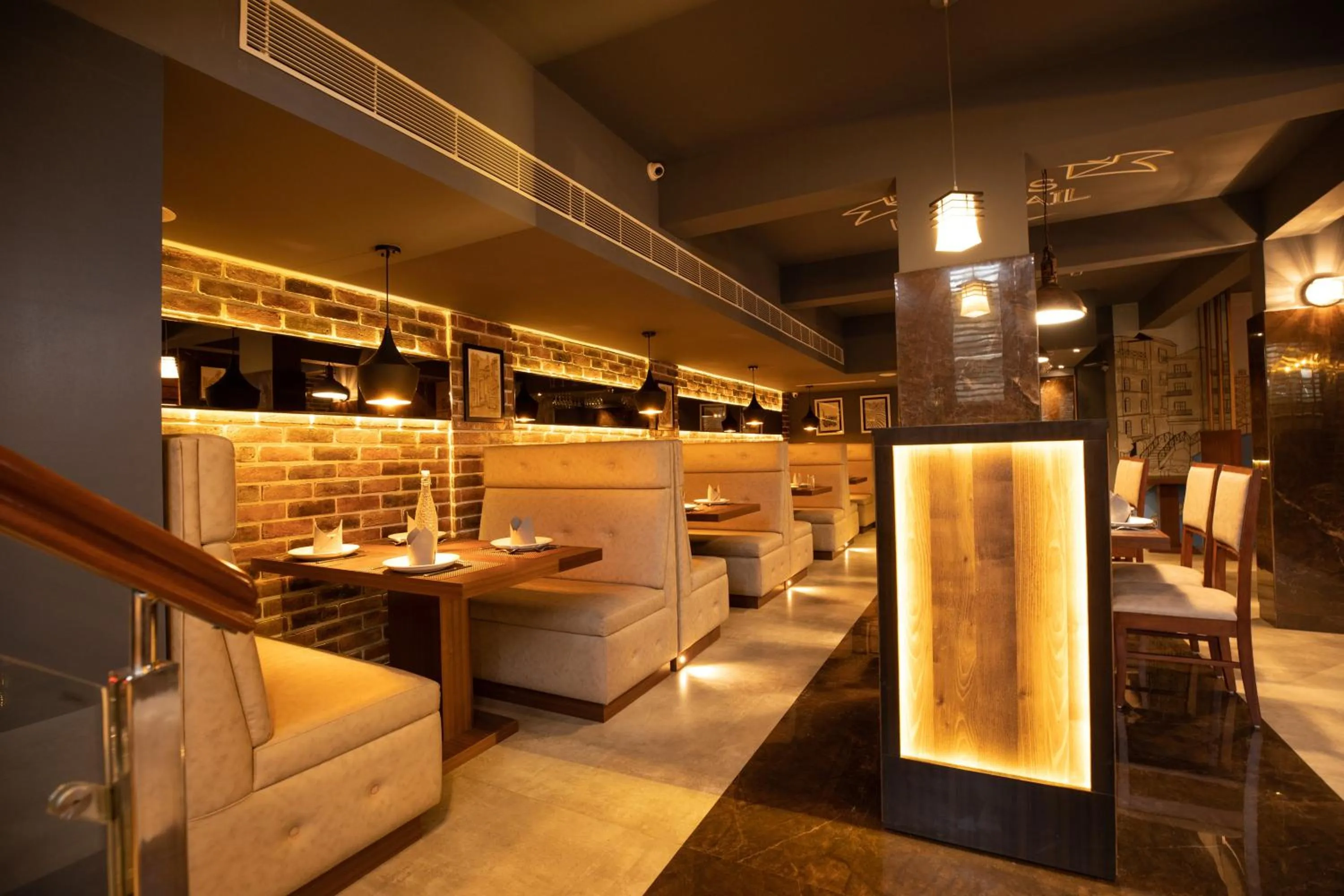 Restaurant/places to eat in Hotel Paramos Inn