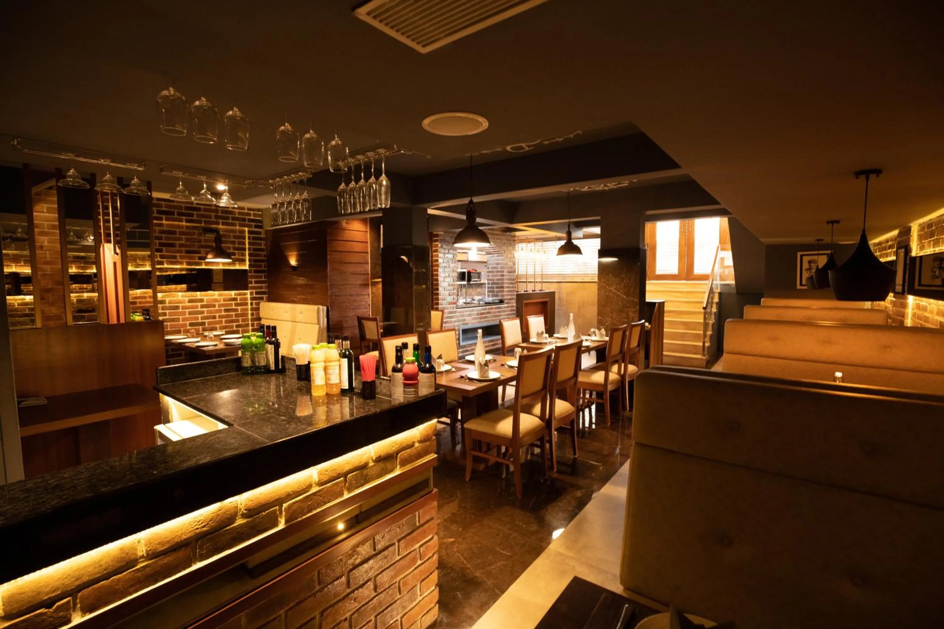 Restaurant/places to eat in Hotel Paramos Inn