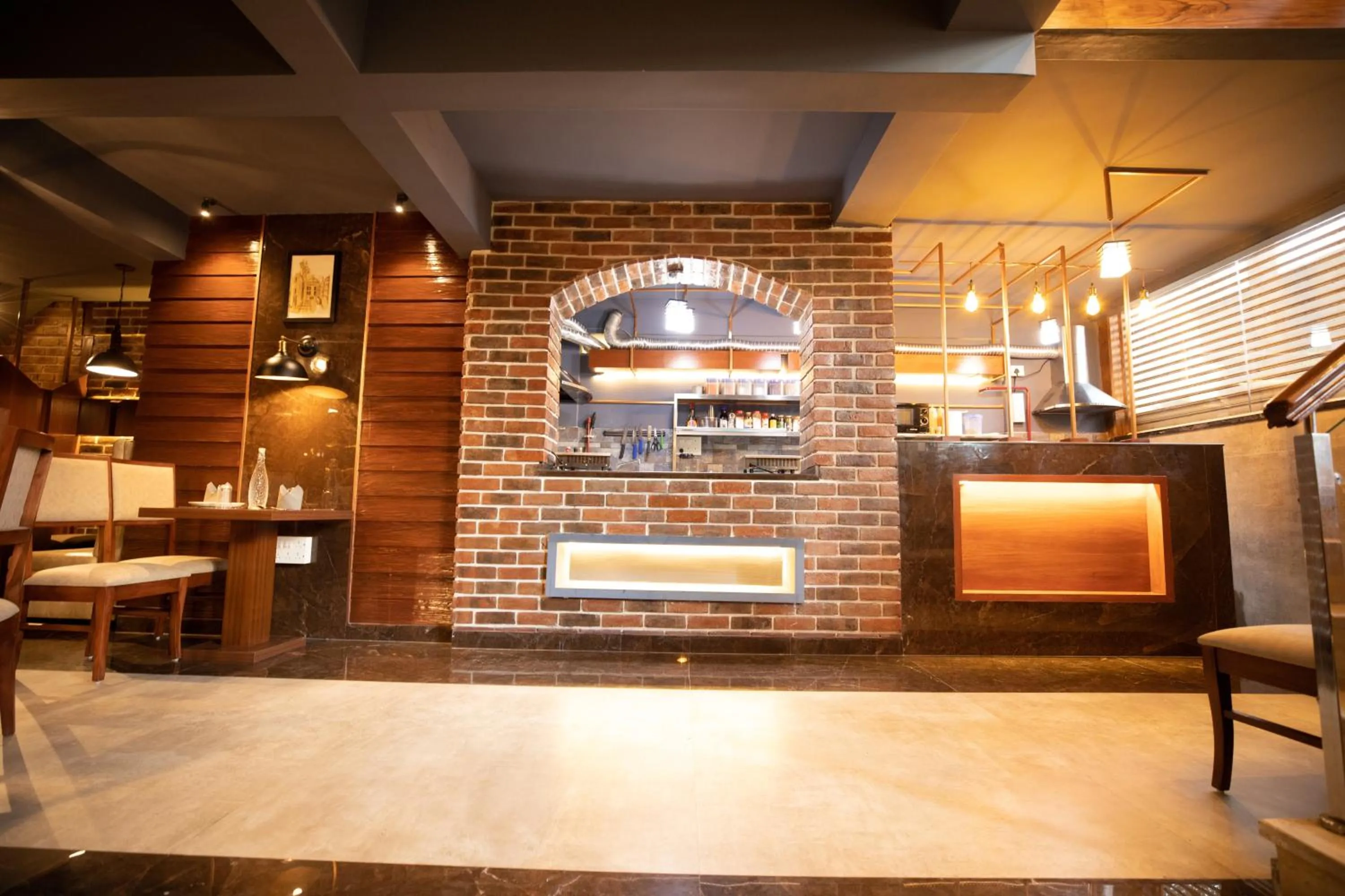 Restaurant/places to eat in Hotel Paramos Inn