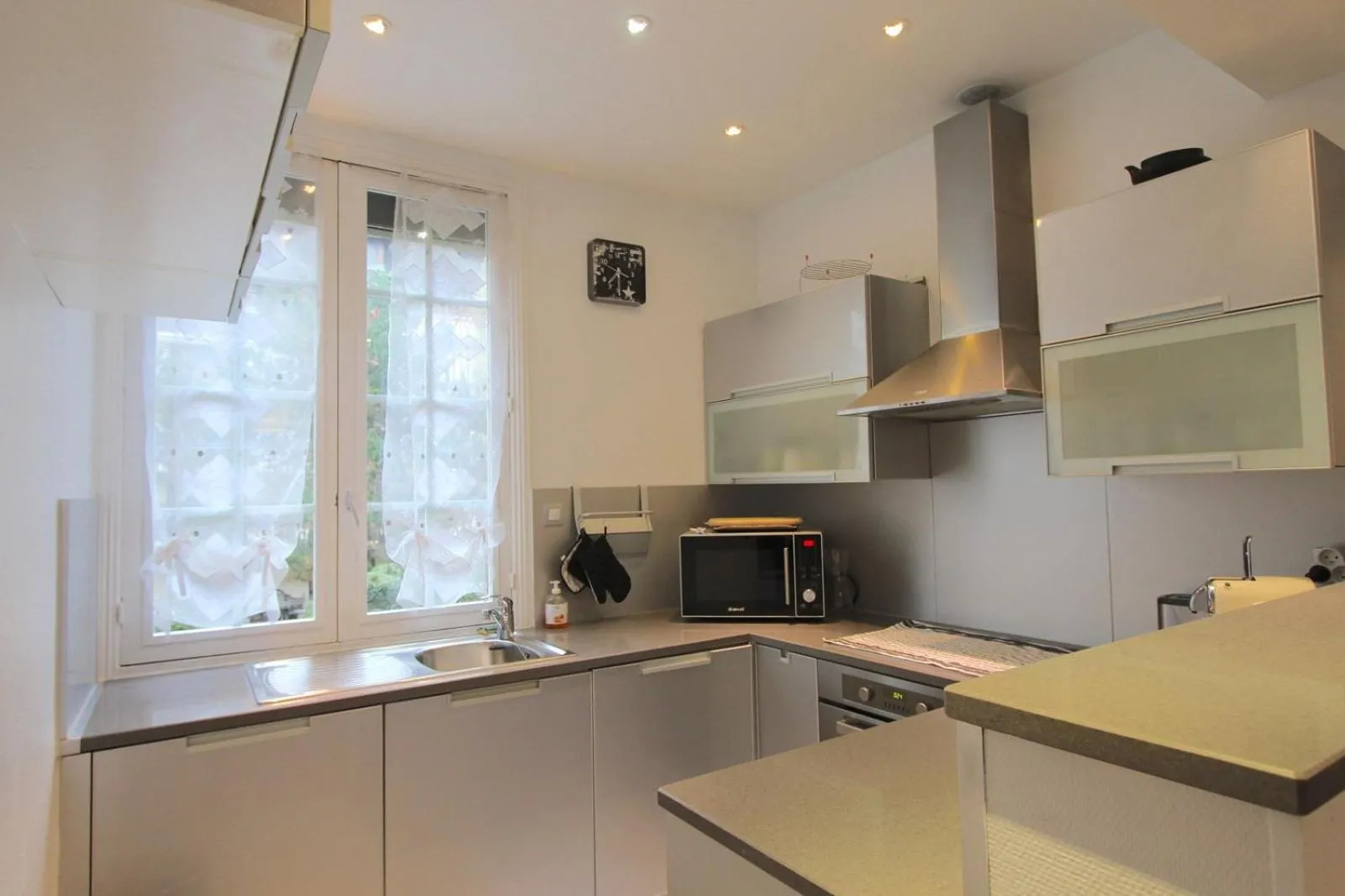 Kitchen or kitchenette in LE ROYAL (3 pièces au centre de DEAUVILLE)