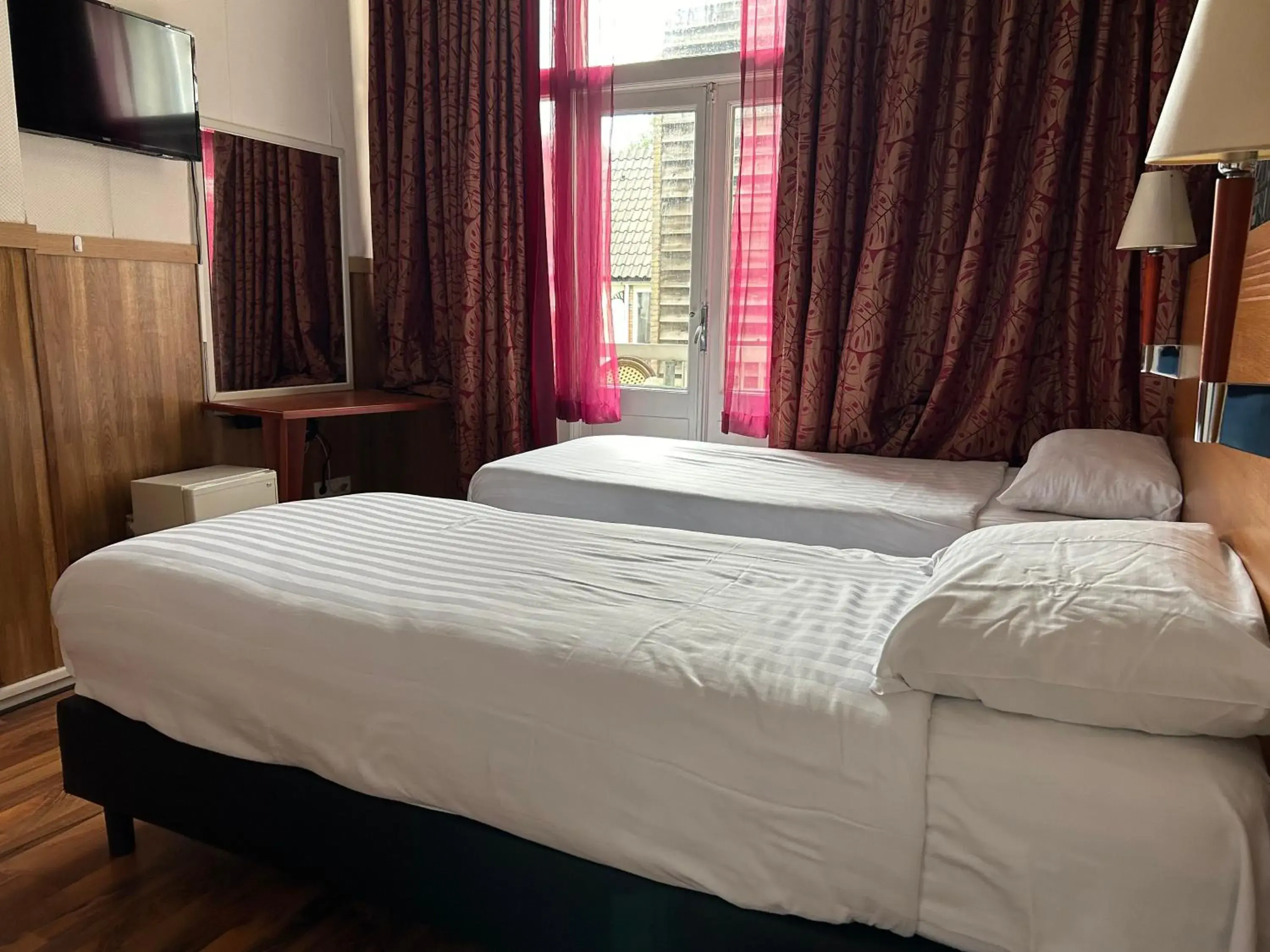 Twin Room with Balcony in Hotel Isis Twin Room with Balcony in Hotel Isis