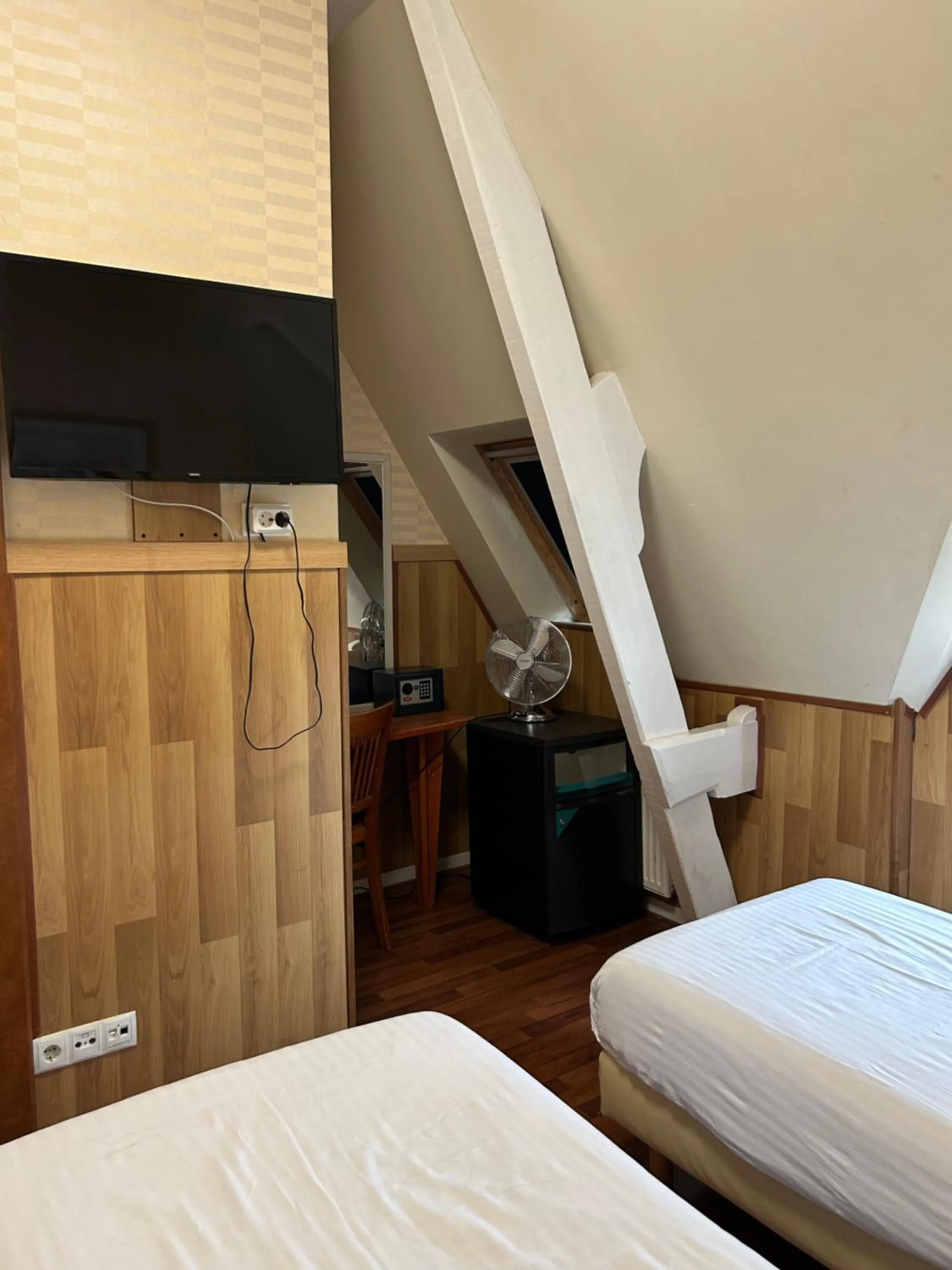 TV and multimedia, Bed in Hotel Isis