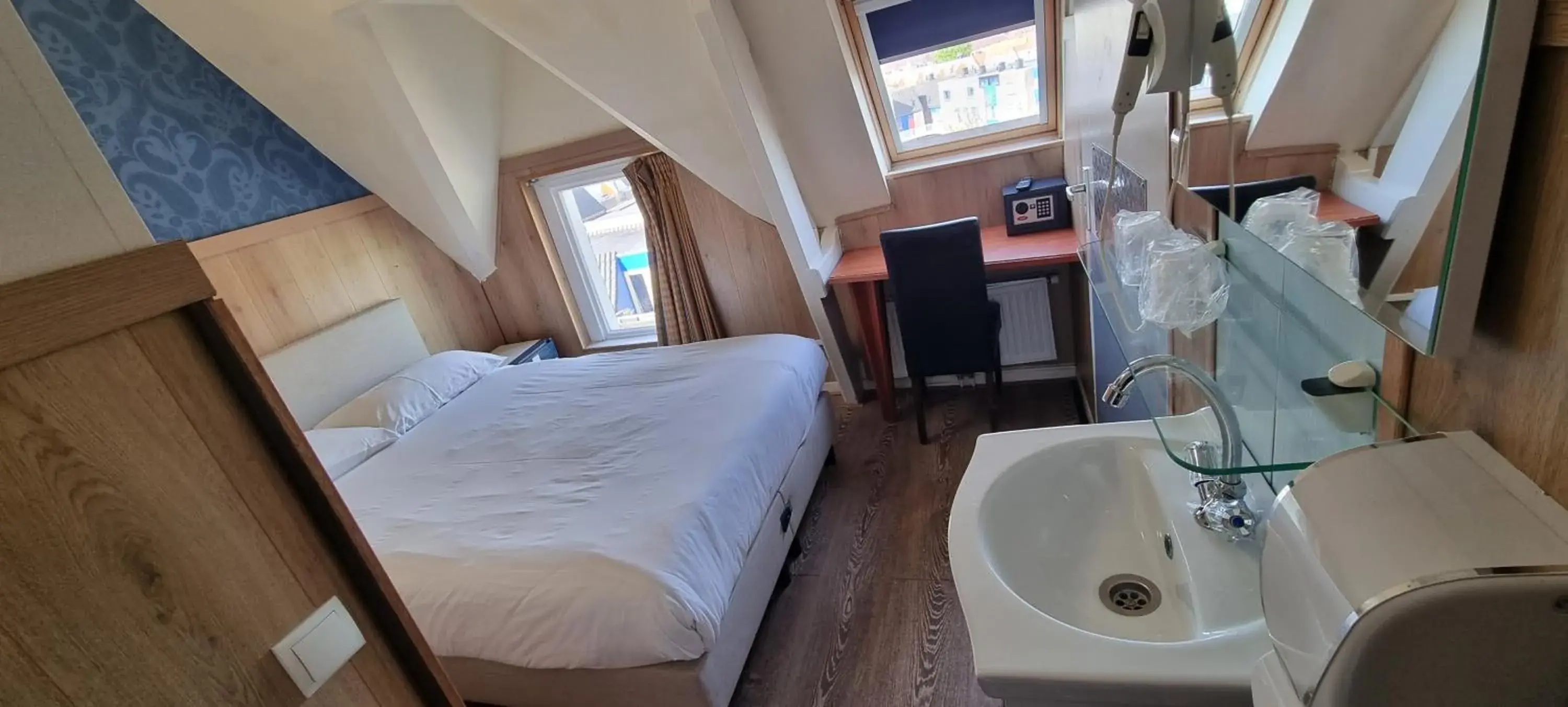 Small Single Room in Hotel Isis Small Single Room in Hotel Isis