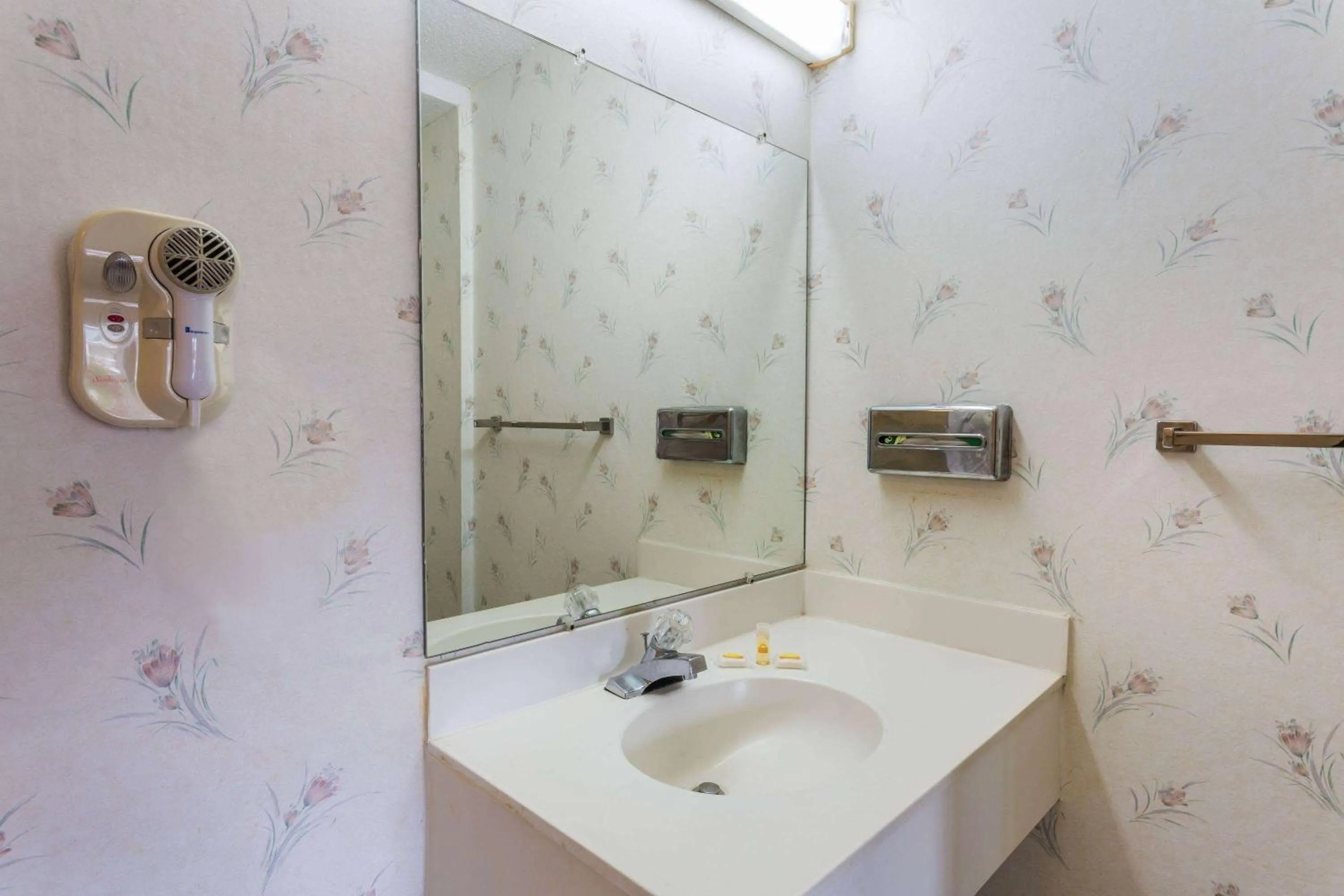 Bathroom in Days Inn by Wyndham Ashland