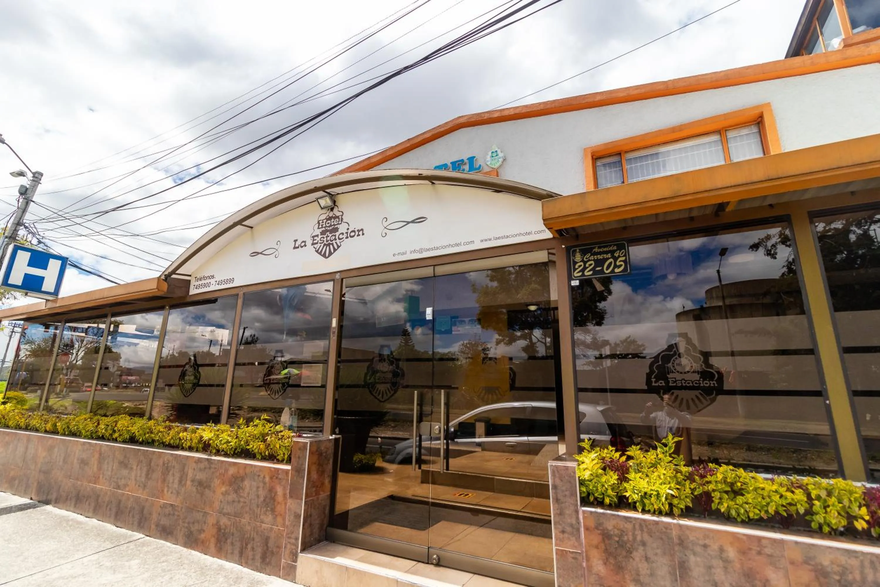 Property building in Ayenda 1087 La Estacion