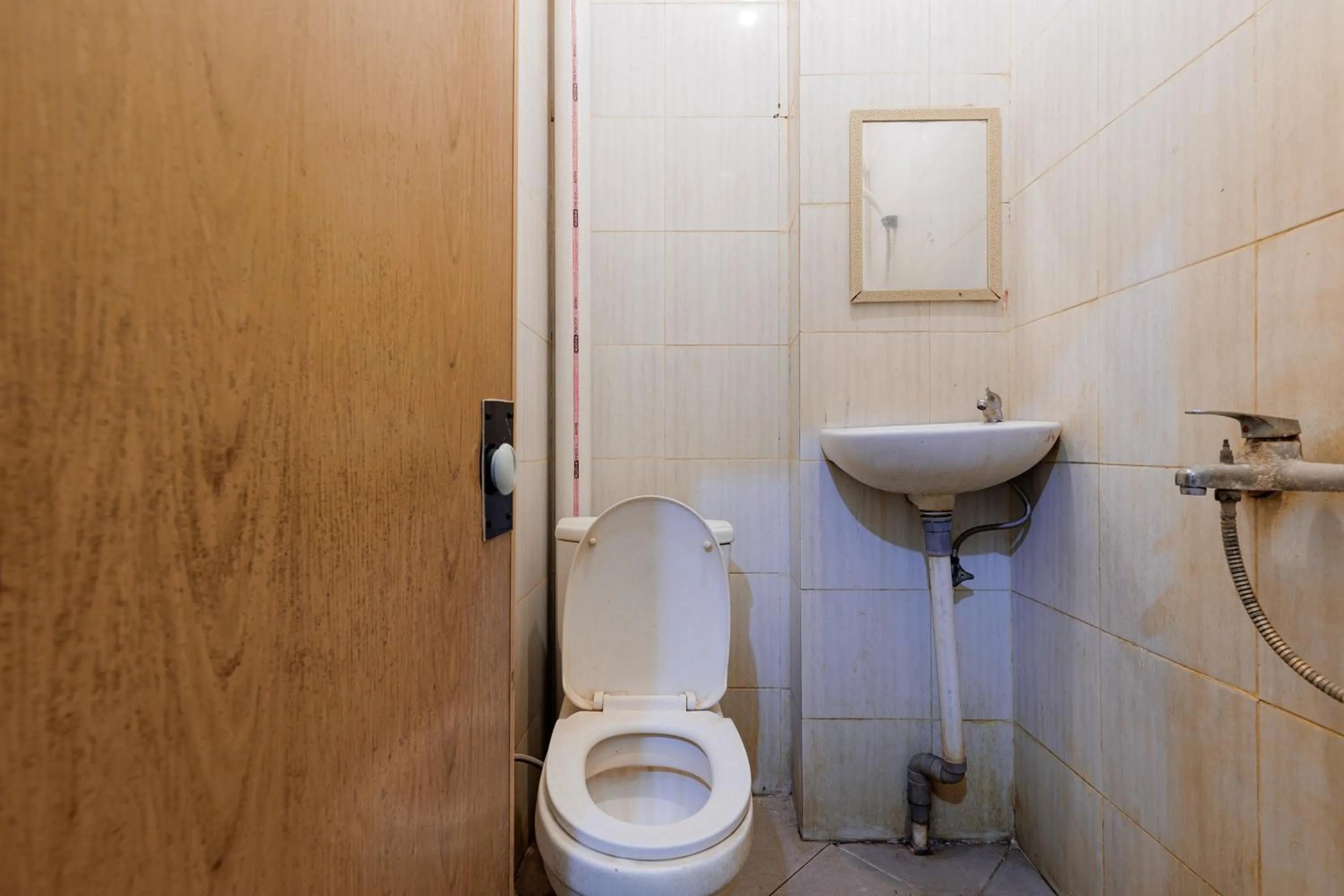 Bathroom in RedDoorz near Esa Unggul University Jakarta Campus