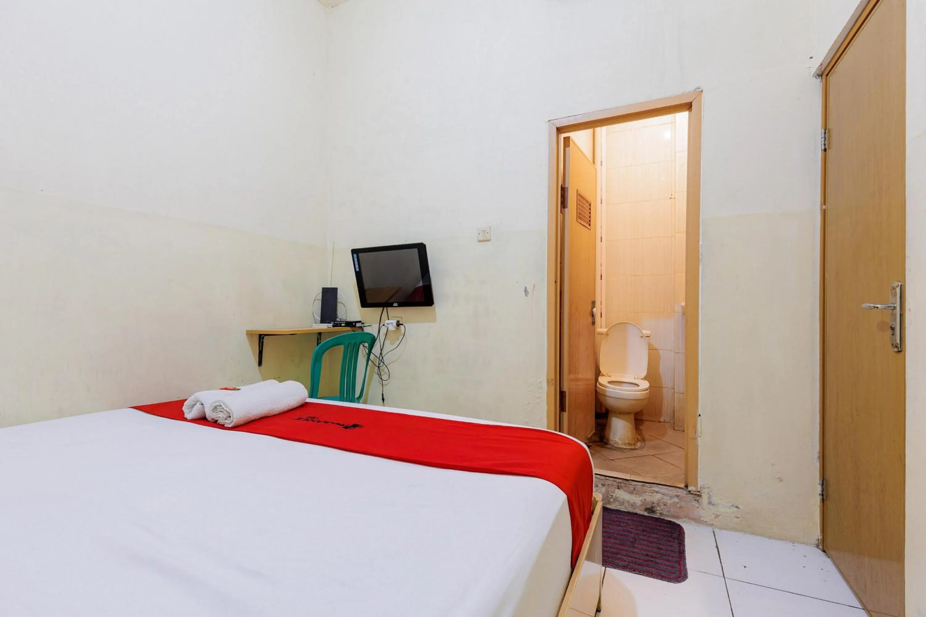 Bedroom in RedDoorz near Esa Unggul University Jakarta Campus
