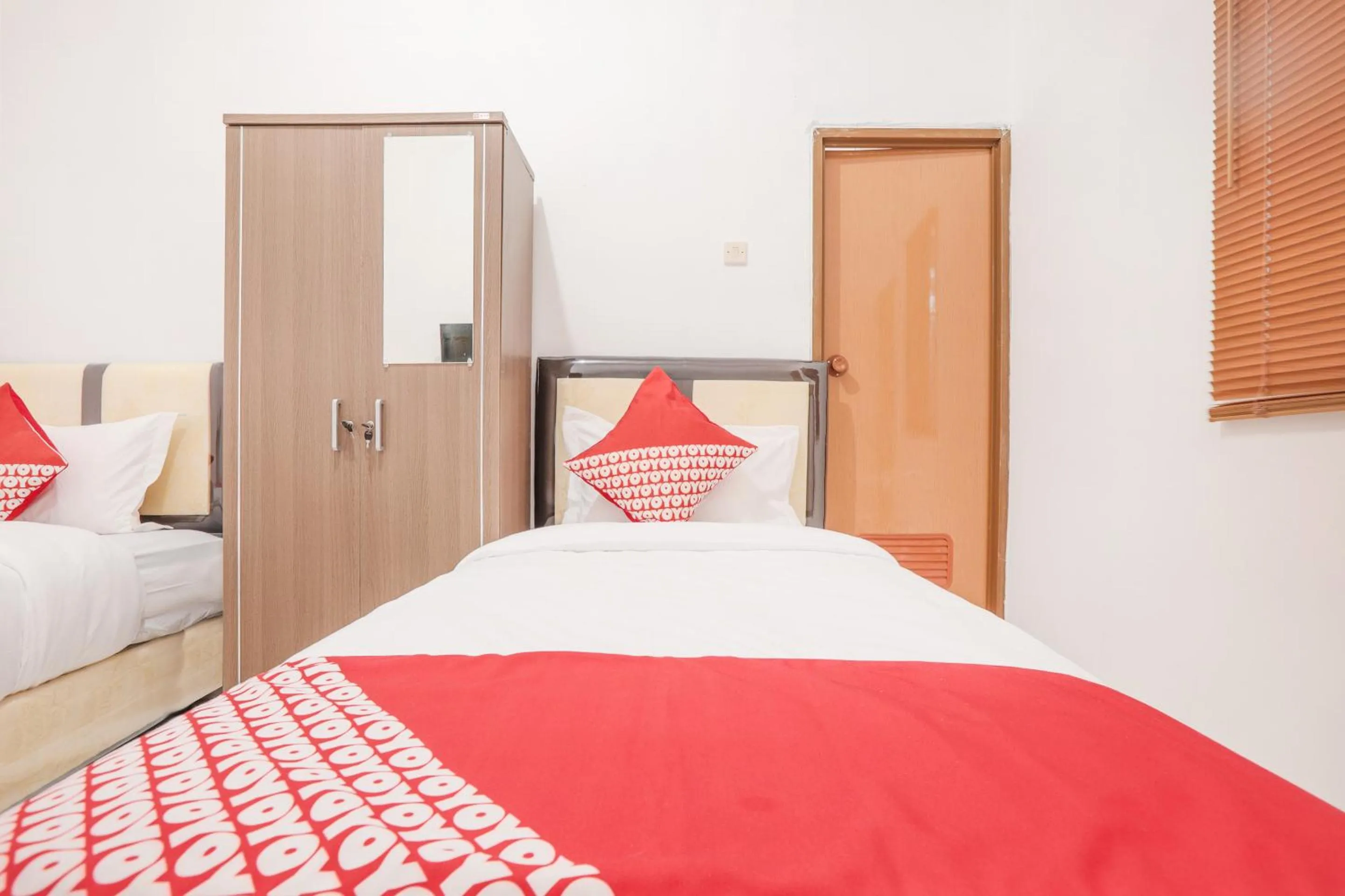 Standard Twin Room in RedDoorz near Esa Unggul University Jakarta Campus