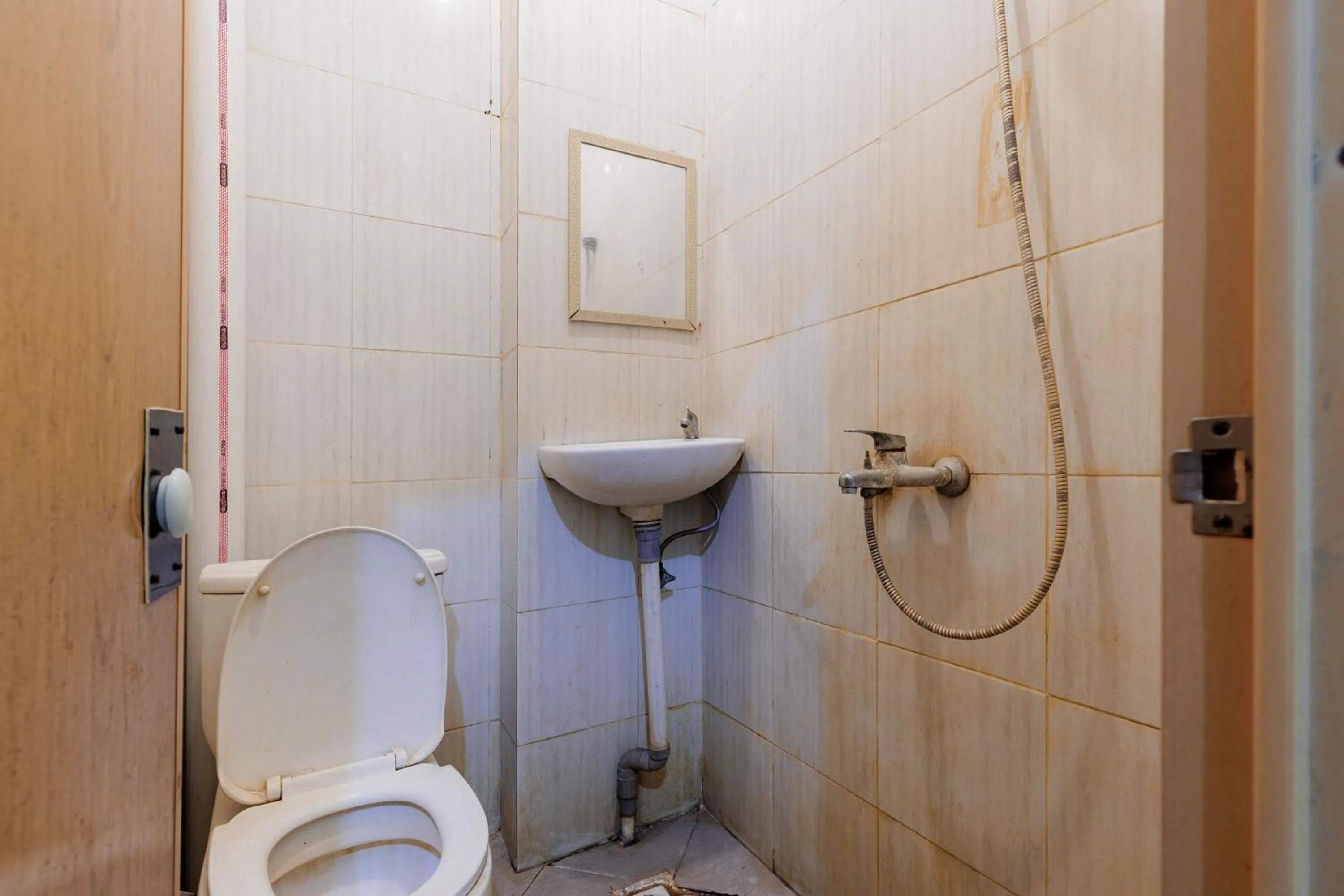 Bathroom in RedDoorz near Esa Unggul University Jakarta Campus