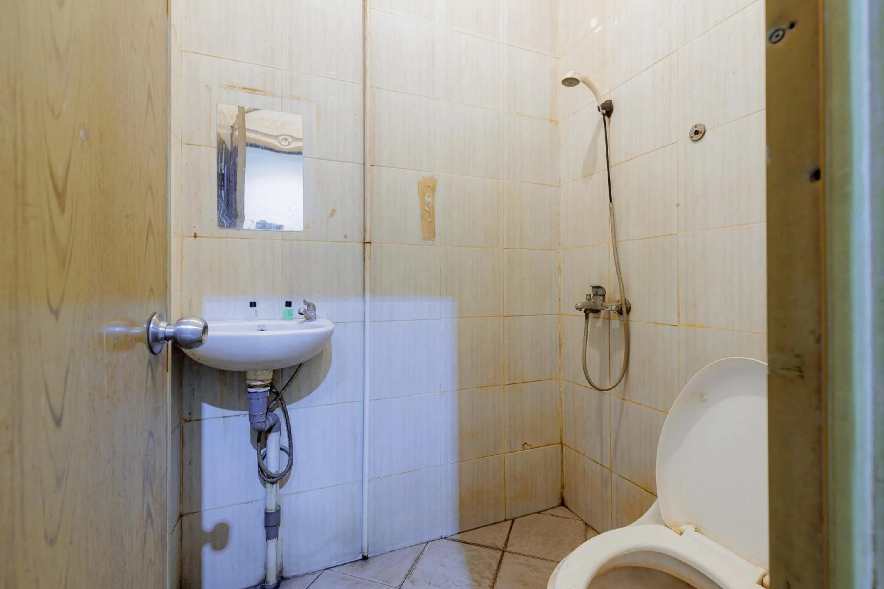 Bathroom in RedDoorz near Esa Unggul University Jakarta Campus