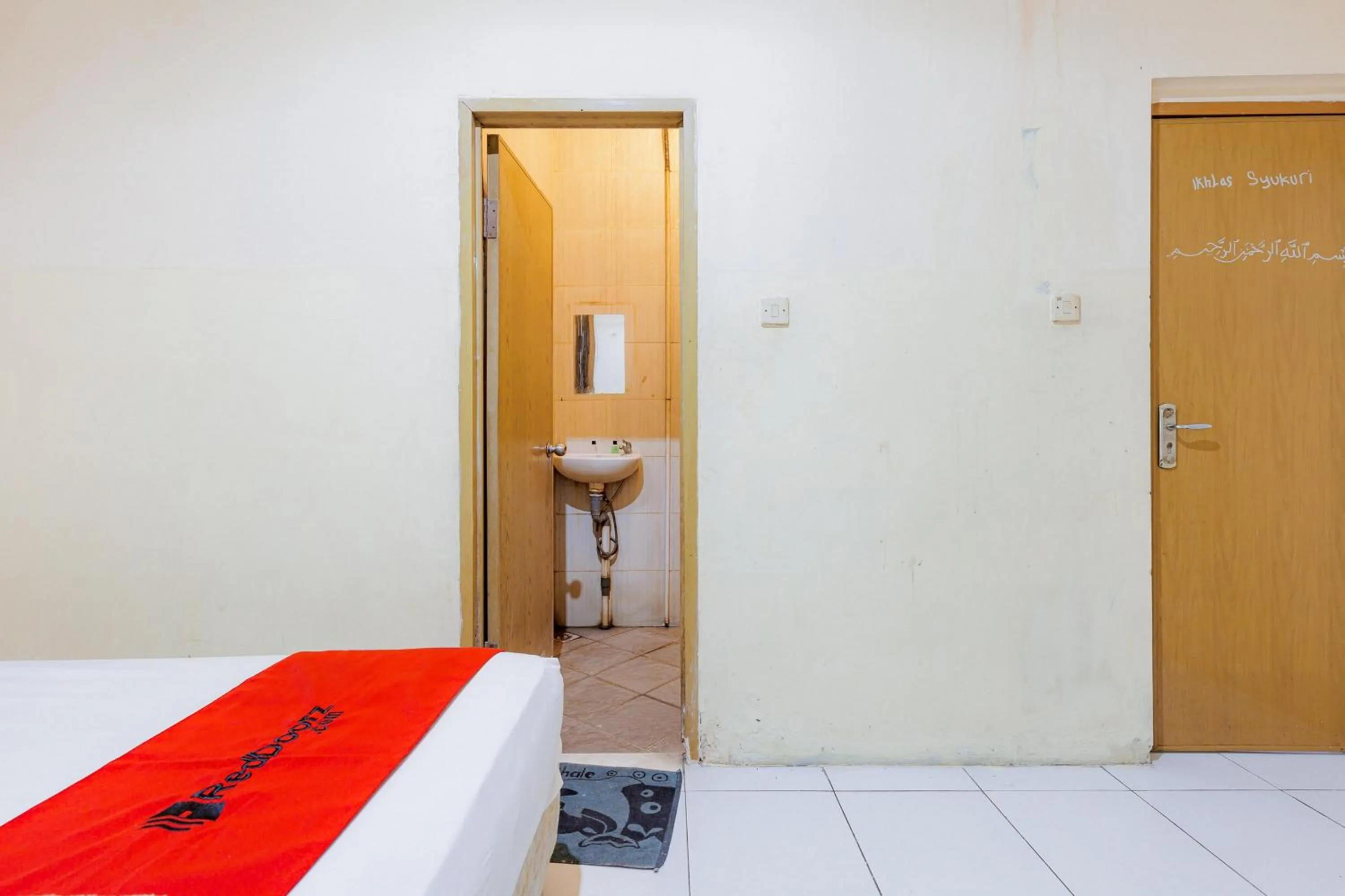 Bedroom in RedDoorz near Esa Unggul University Jakarta Campus