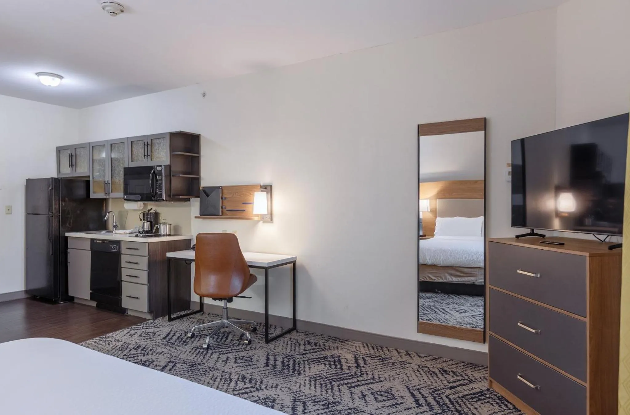 Photo of the whole room, Bed in Candlewood Suites San Marcos by IHG