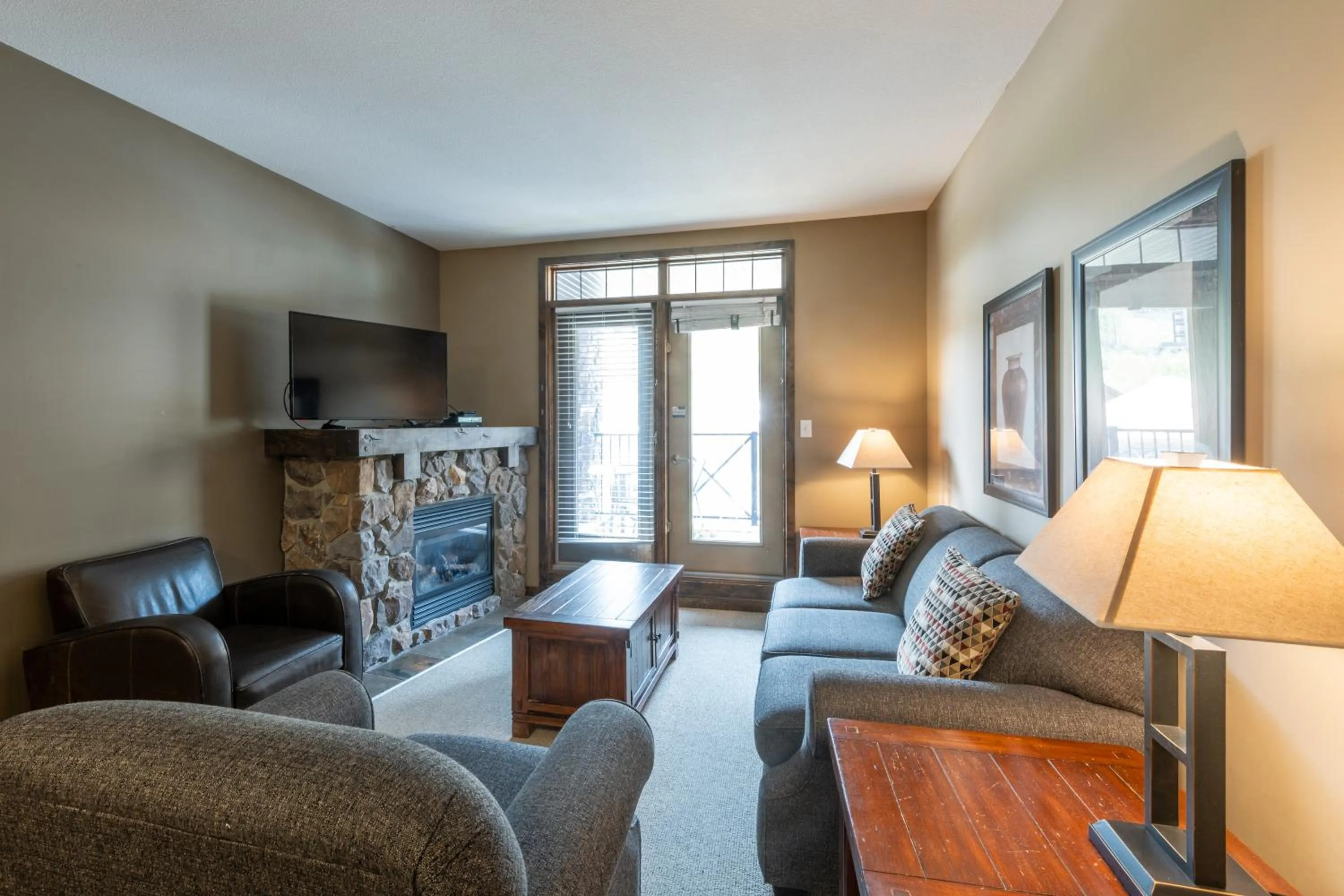 Library in Glacier Mountaineer Lodge