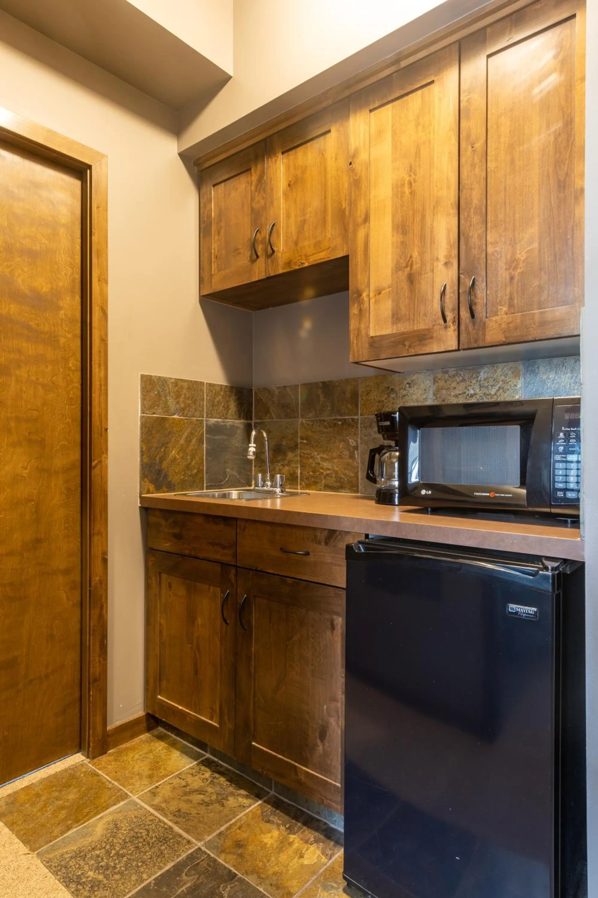 Kitchen or kitchenette in Glacier Mountaineer Lodge