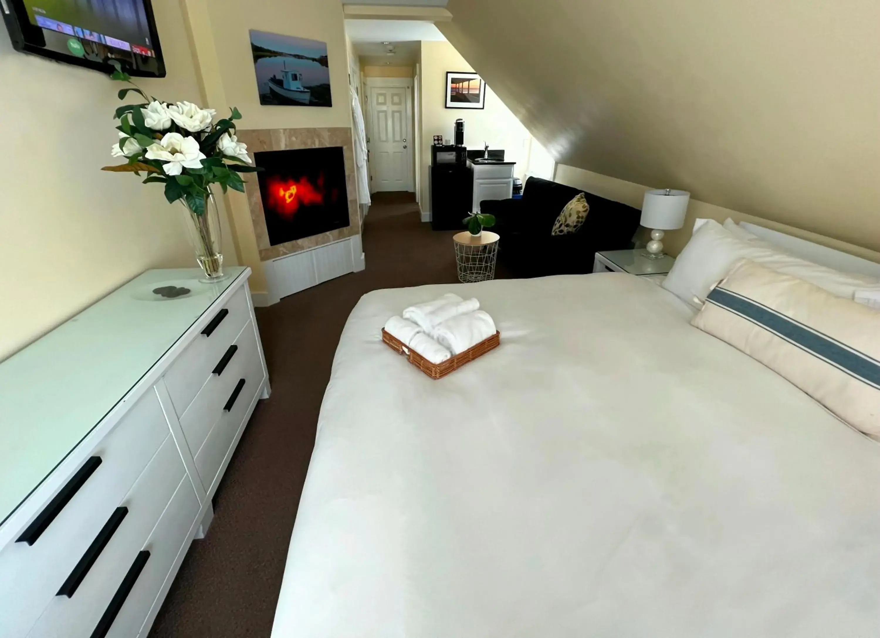 King, Private Bath, Fireplace in Lotus Provincetown King, Private Bath, Fireplace in Lotus Provincetown