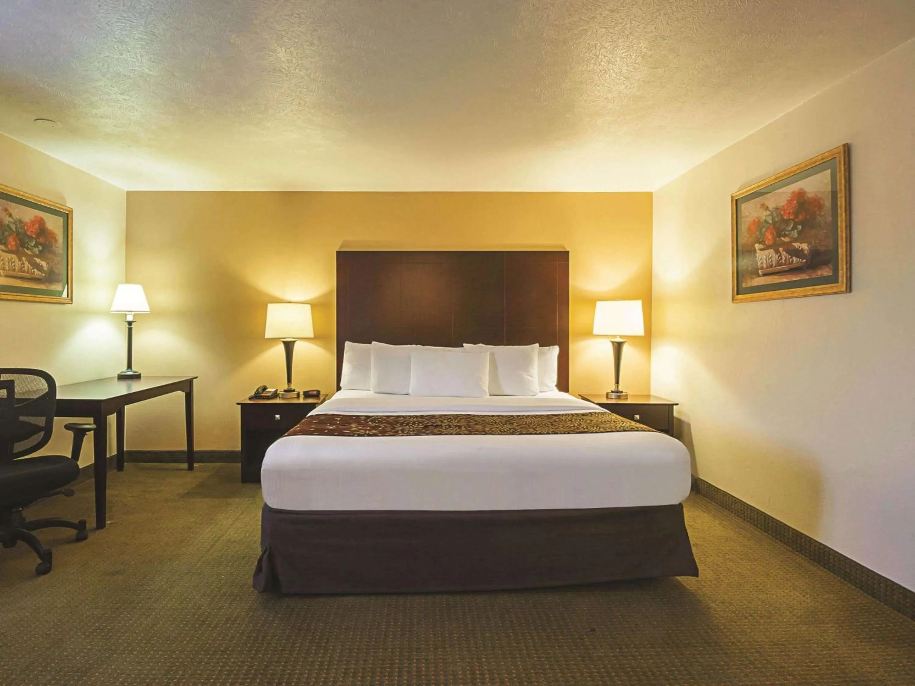 Photo of the whole room, Bed in La Quinta by Wyndham Woodburn