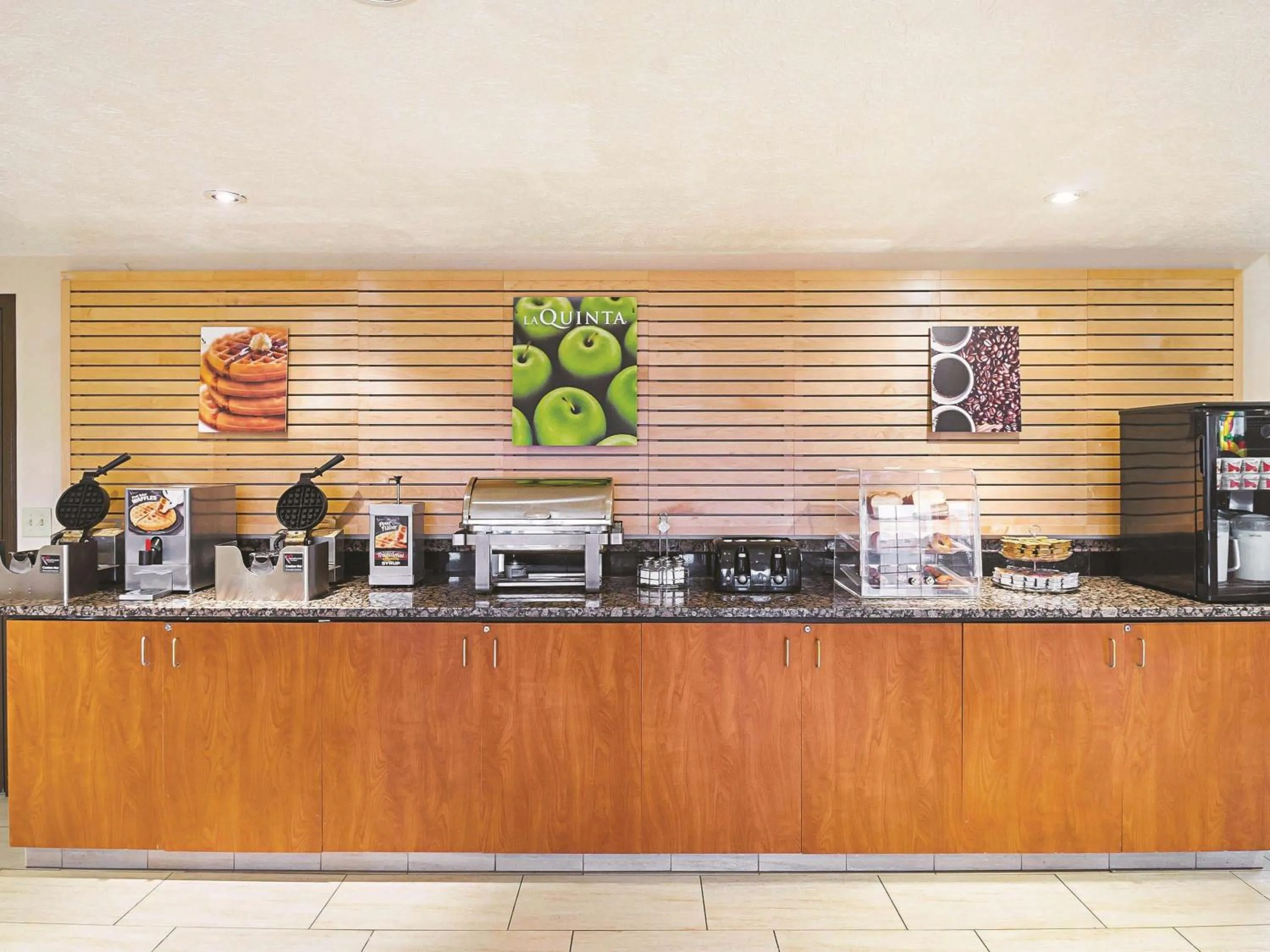 Restaurant/places to eat in La Quinta by Wyndham Woodburn