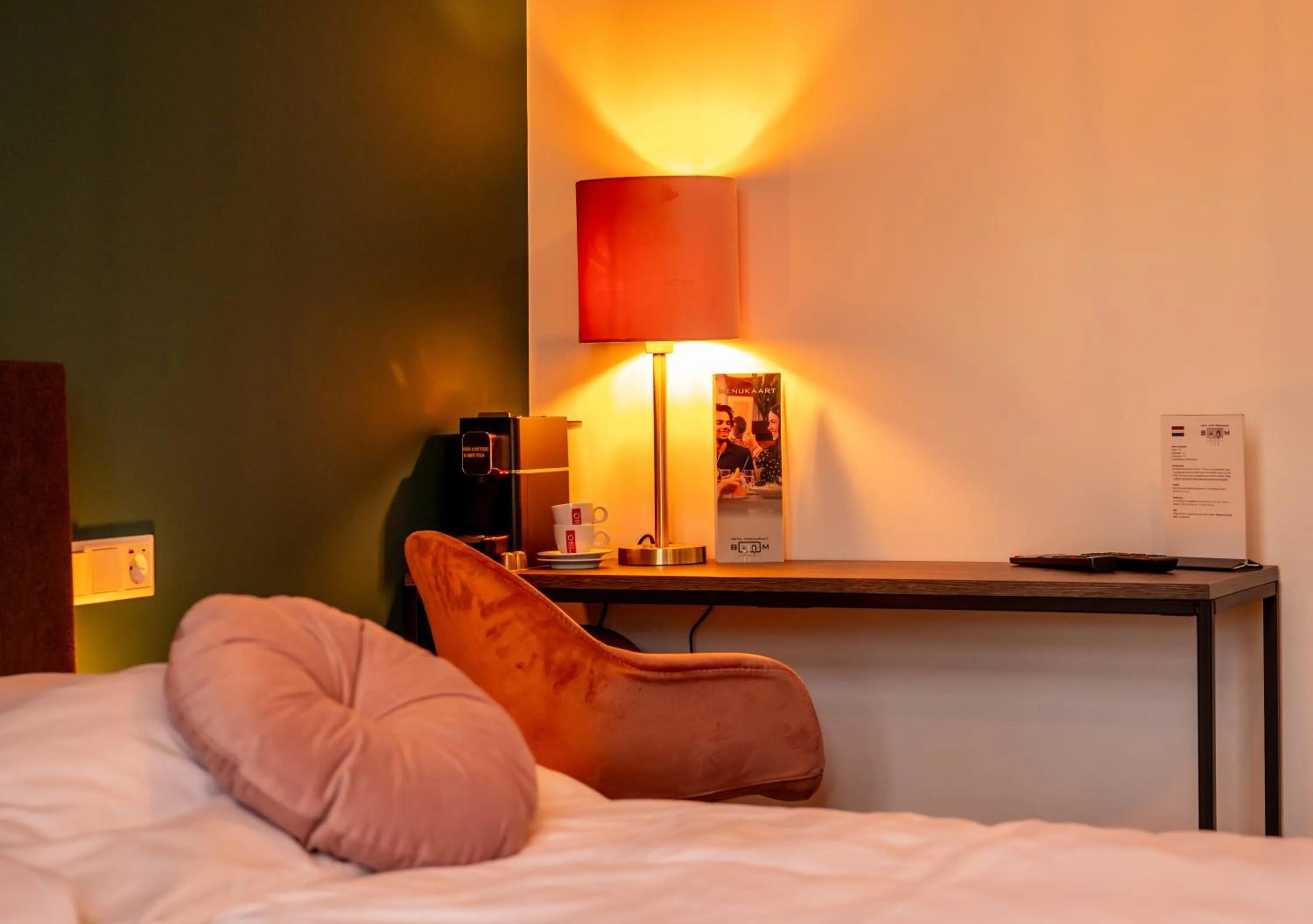 hair dresser, Bed in Hotel Bom