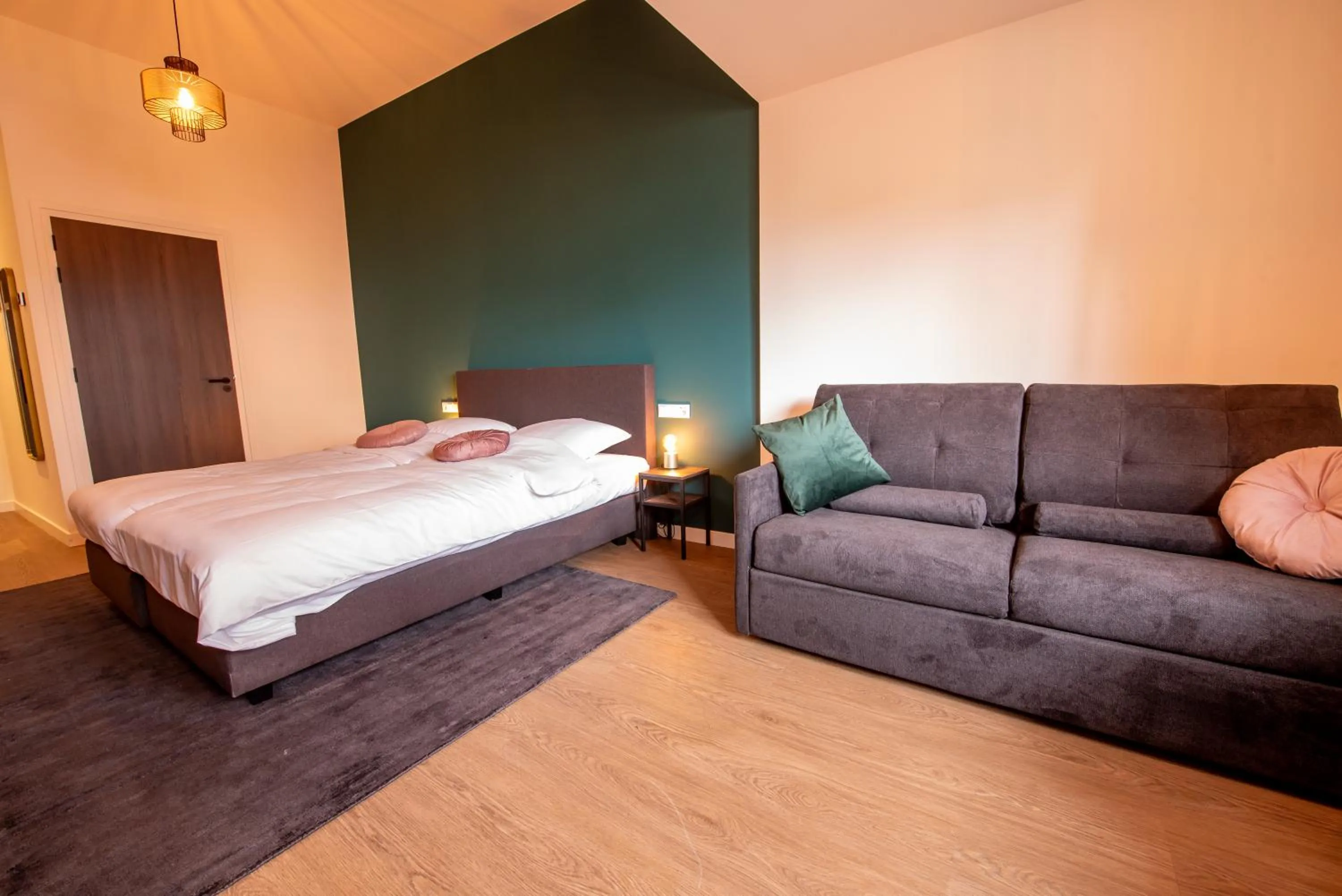 Living room, Bed in Hotel Bom