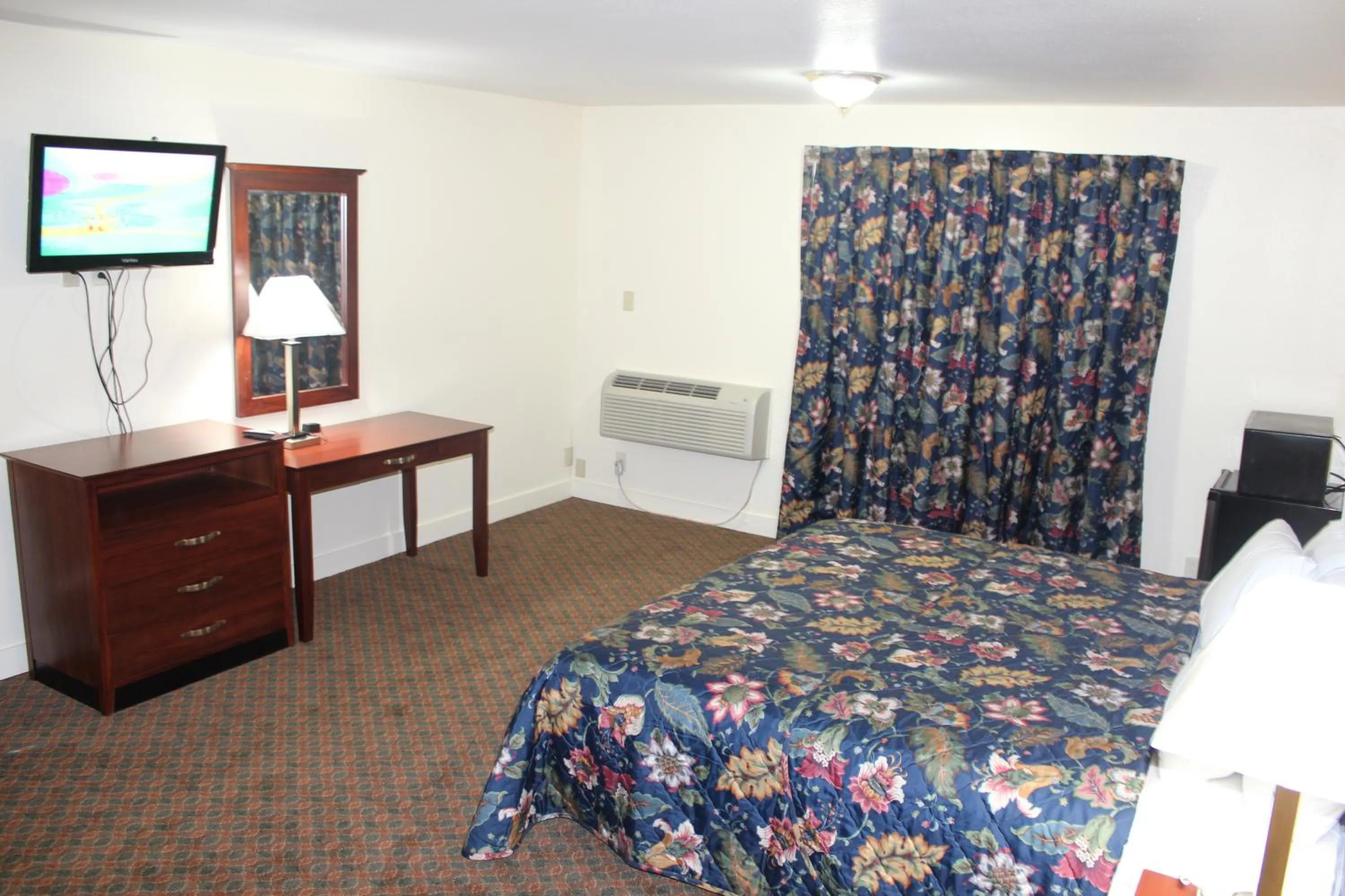 Bed in Passport Inn and Suites - Middletown