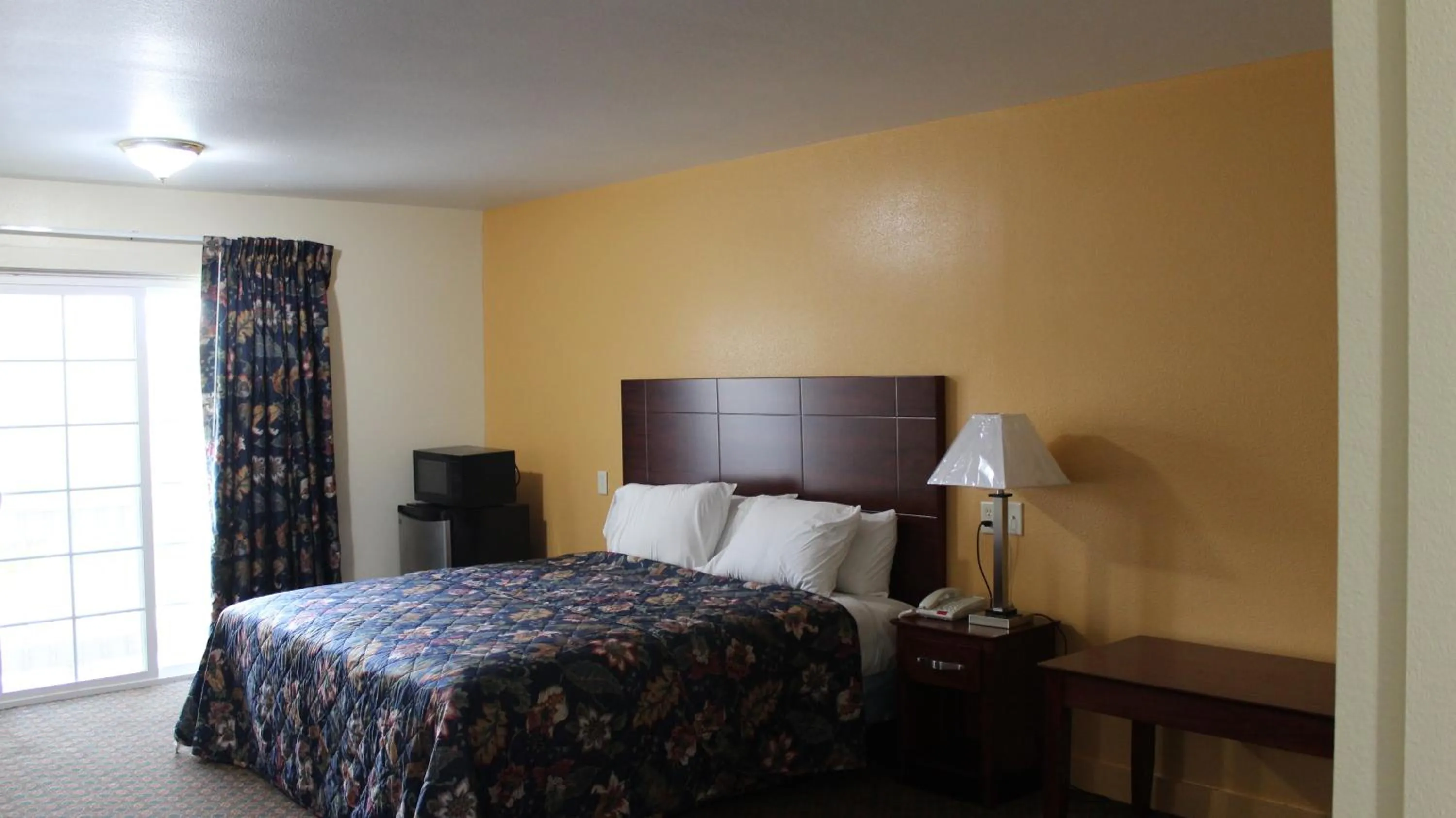 Bed in Passport Inn and Suites - Middletown