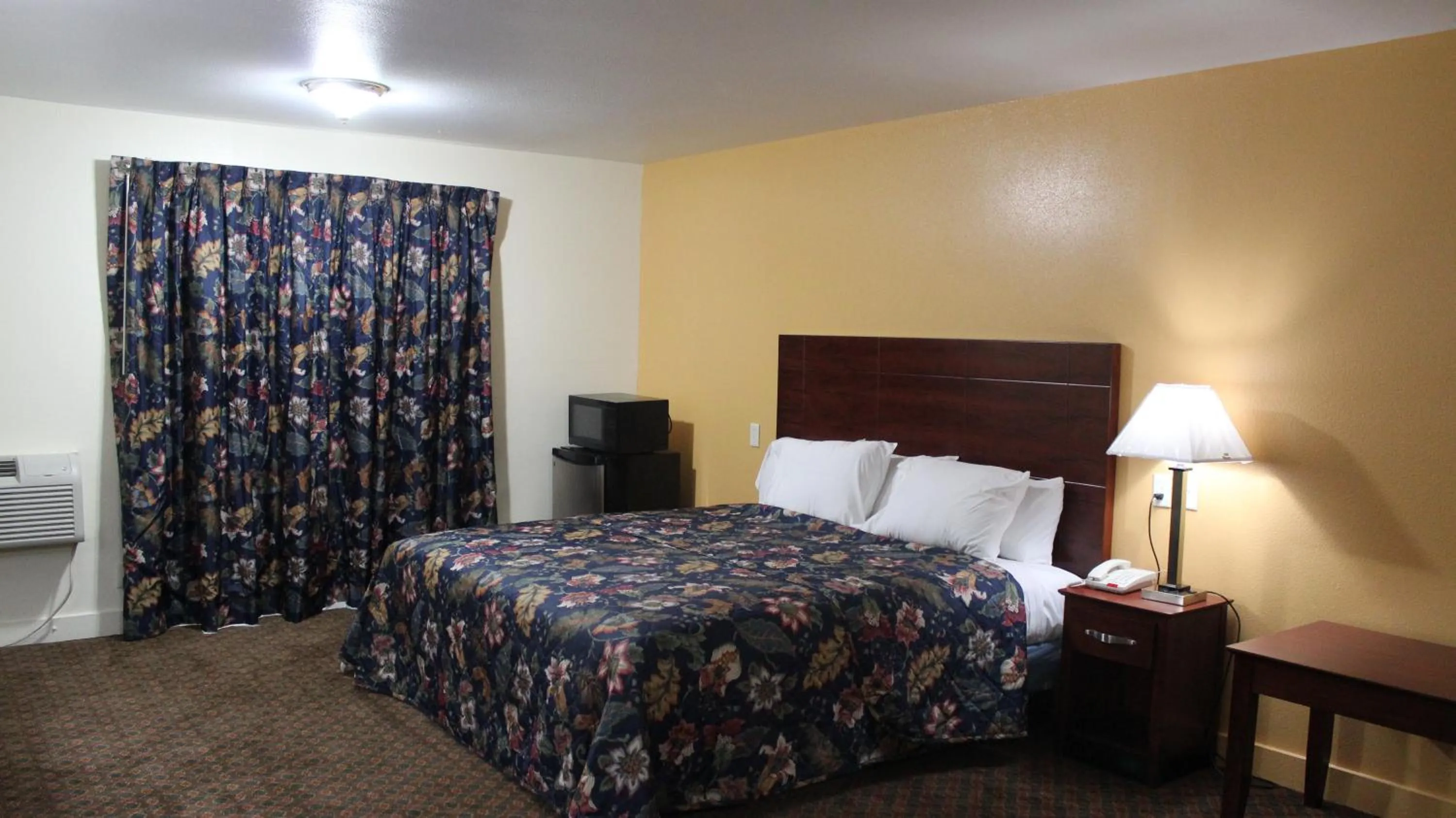 Bed in Passport Inn and Suites - Middletown