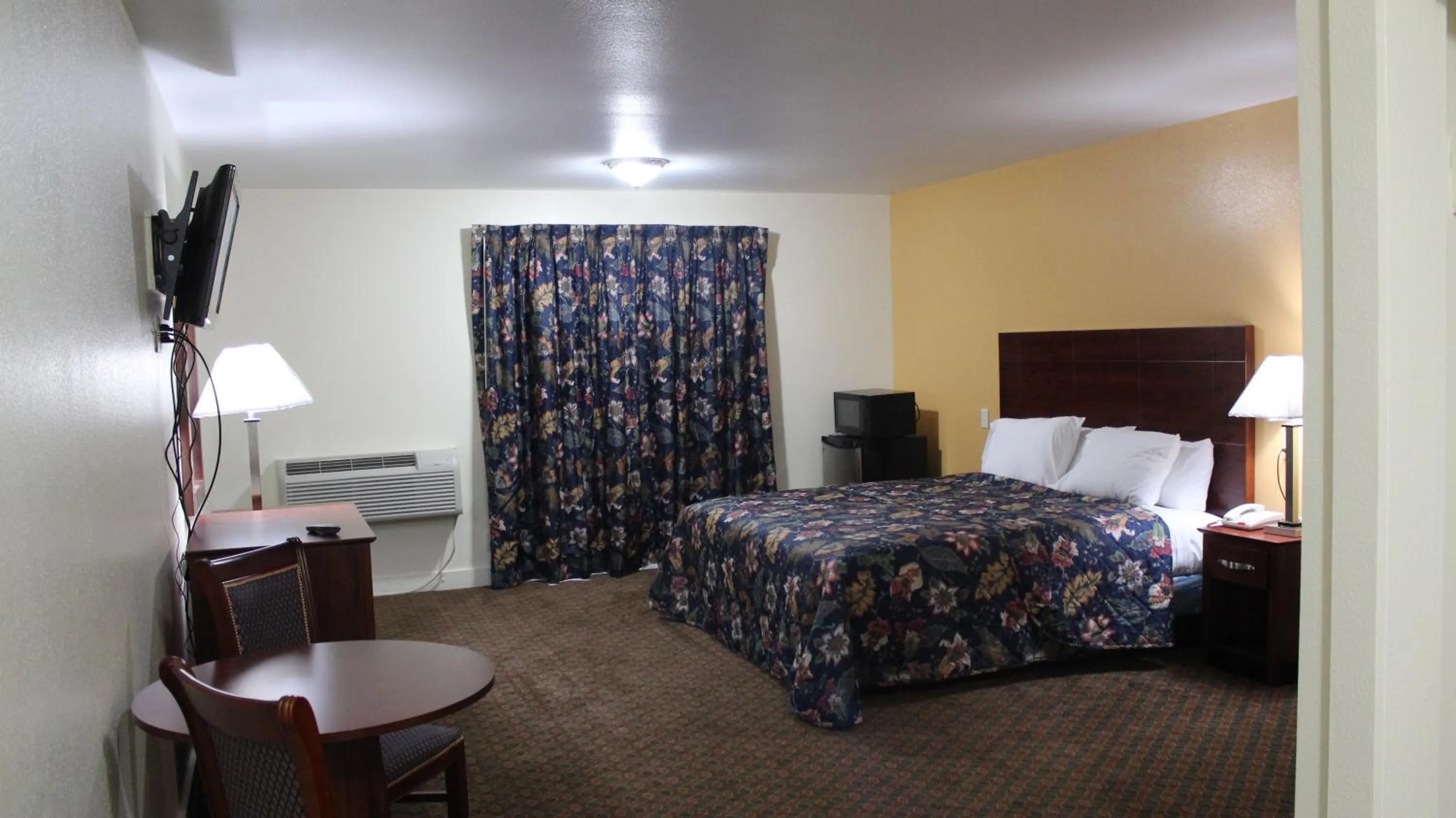 Bed in Passport Inn and Suites - Middletown