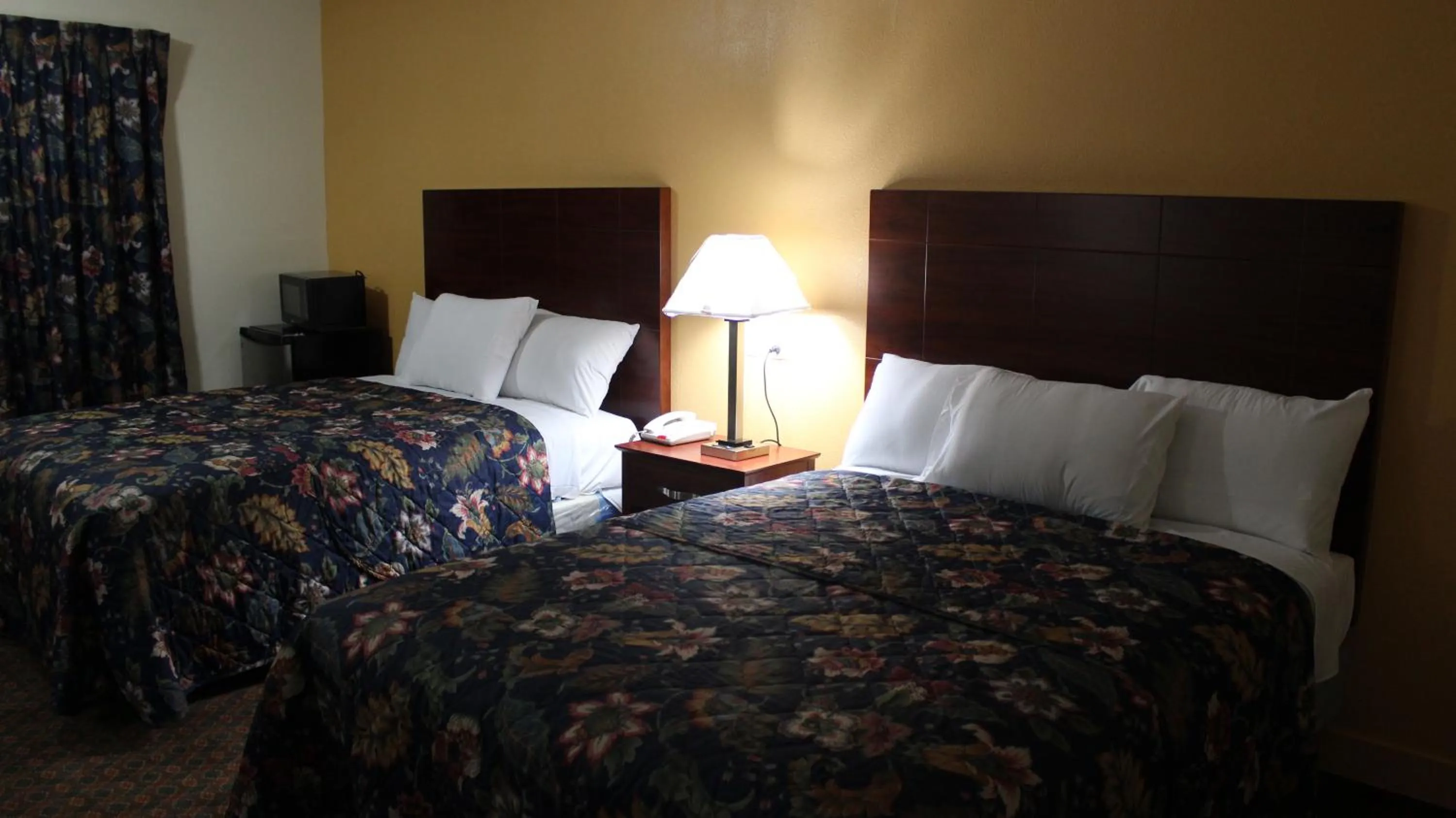 Bed in Passport Inn and Suites - Middletown