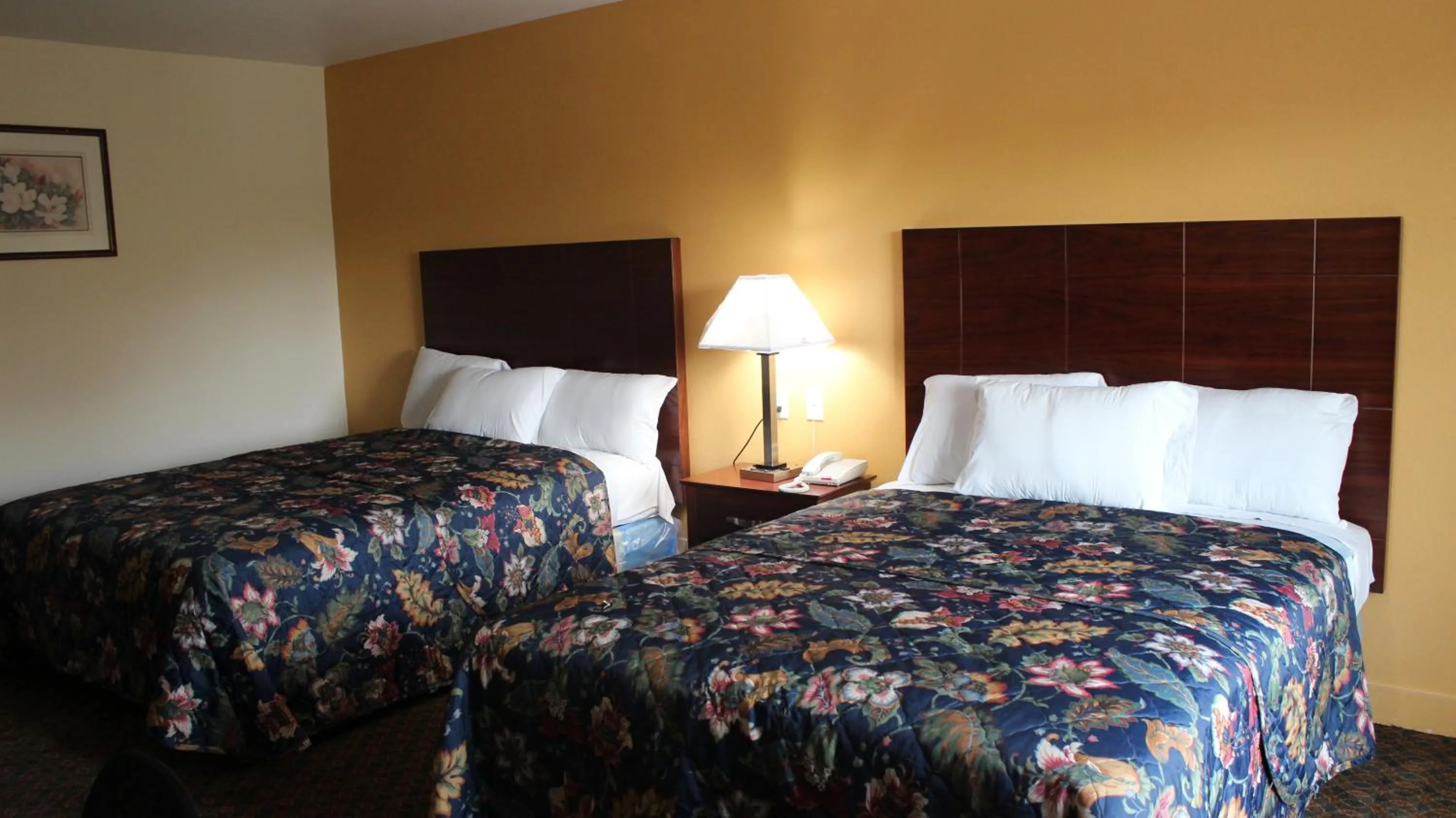 Bed in Passport Inn and Suites - Middletown