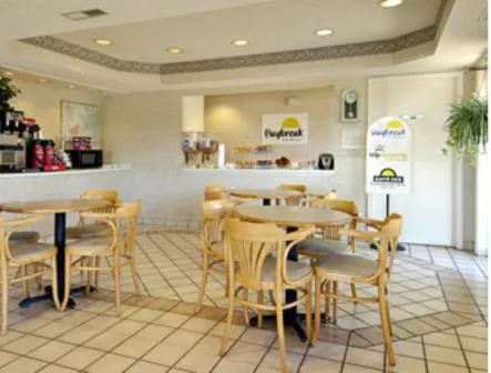 Restaurant/places to eat in Econo Lodge Franklin